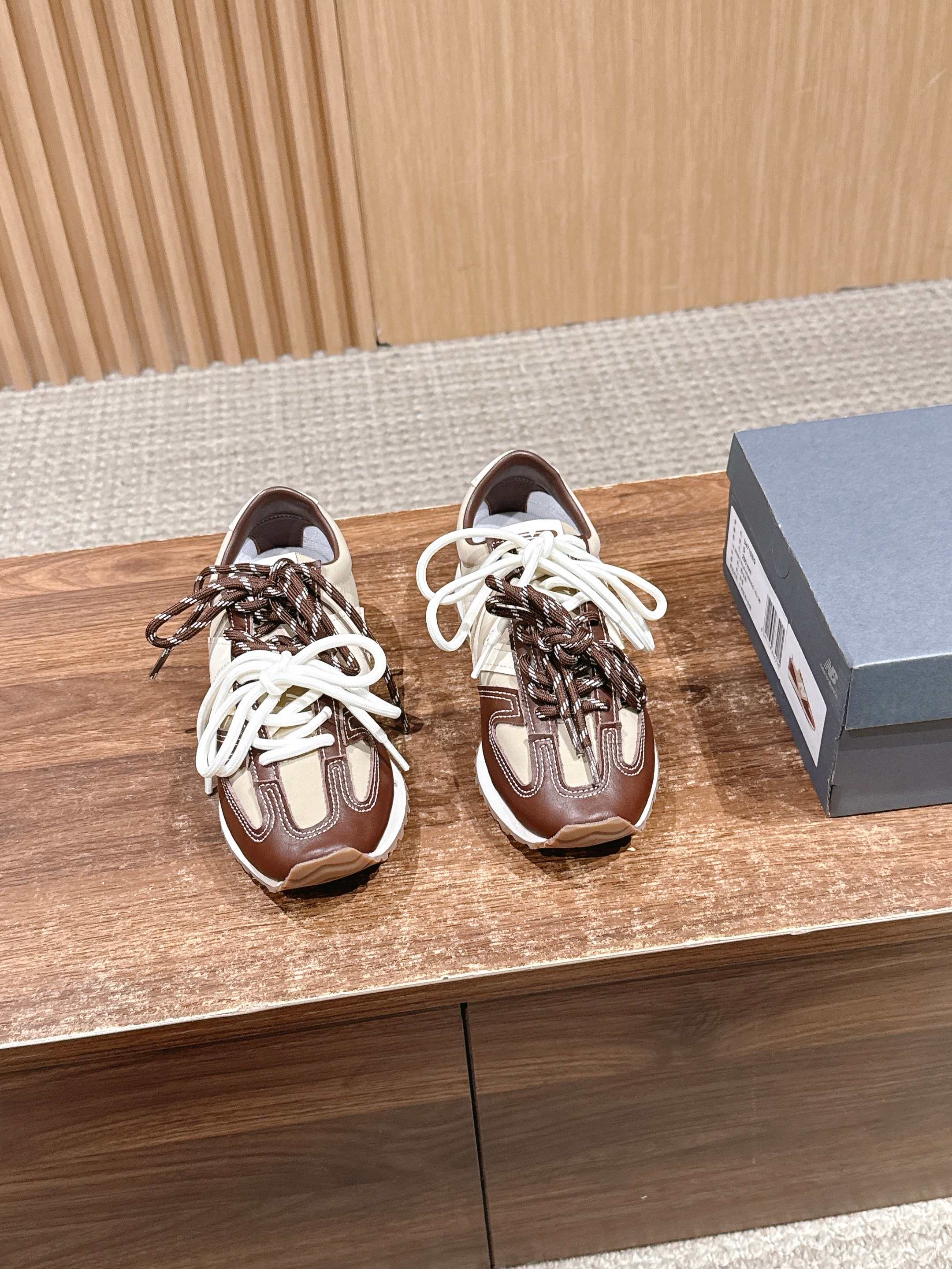 NO:616775,New balance NB471 retro casual sports shoes, the same style as Zhang Yuanying, original independent mold, original shoe development, fashionable item, easy to wear and comfortable, correct imported suede leather, correct midsole fabric, original standard development to distinguish all versions on the market. The upper is made of nylon and pig leather suede materials, the midsole is made of high elastic PU material and the full non-slip rubber outsole  Size: 35-39 (40 customized, non-returnable), casual shoes/sports shoes, sneakers, chamois leather19860909New balance NB471 复古休闲运动鞋 张元英同款 原版独立开模 原鞋开发 时尚单品 好穿又舒适 正确进口翻毛皮料 正确中底布 原标开发 区分市面一切版本 鞋面采用尼龙及猪巴革麂皮物料拼接构成,中底高弹PU材质及满丁防滑橡胶外底 Size:35-39（40定制不退换）,休闲鞋/运动鞋,sneakers,chamois leather,Women's Shoes