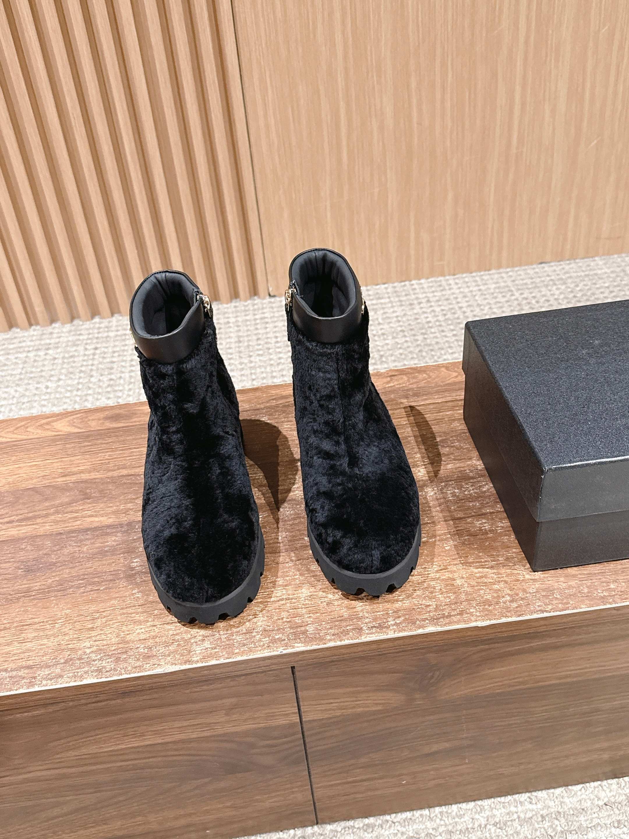 NO:616769,CHANEL's autumn and winter sweet and luxurious warm plush short boots. The boot is stitched with calfskin edging + golden 'CHANEL' letter logo. It is matched with a thick rubber outsole. It not only has brand recognition, but also neutralizes the soft and cute feeling of plush. It has a good balance between sweet and cool.  Short boot shape + 3.5cm thick sole, which not only increases height but also makes the legs slimmer; invisible zipper on the side + hemming at the boot opening, making it easy to put on and take off and not easy to deform, and the rubber outsole is also non-slip and wear-resistant. The white model is fresh and gentle, while the black model is cool and versatile. It is suitable for autumn and winter wear such as coats, down jackets, knitted skirts, etc. It is an expensive autumn and winter boot that is 'warm but not bloated and has online appearance'. Material: wool, inner sheepskin outsole, original molded outsole  Increased height by 4cm, size 35-40 (customization of size 40 is not returnable), boots, chanel, chanel, boots, skirts, down jacket, cowhide, sheepskin19860909CHANEL 香奈儿秋冬甜奢款保暖毛绒短靴 靴口拼接小牛皮包边+金色“CHANEL”字母标,搭配厚底橡胶大底,既有品牌辨识度,又中和了毛绒的软萌感,甜酷平衡得很好. 短靴靴型+3.5cm厚底,既增高又显腿细；侧边隐形拉链+靴口包边,穿脱方便且不易变形,橡胶大底还防滑耐磨.白款清新温柔,黑款酷飒百搭,适配大衣、羽绒服、针织裙等秋冬穿搭,是“保暖不臃肿+颜值在线”的贵价秋冬靴. 材质羊毛 内里羊皮 大底原版开模大底 增高4cm size35-40码（40码定制不退换）,靴子,chanel,chanel,boots,skirts,down jacket,cowhide,sheepskin,Women's Shoes