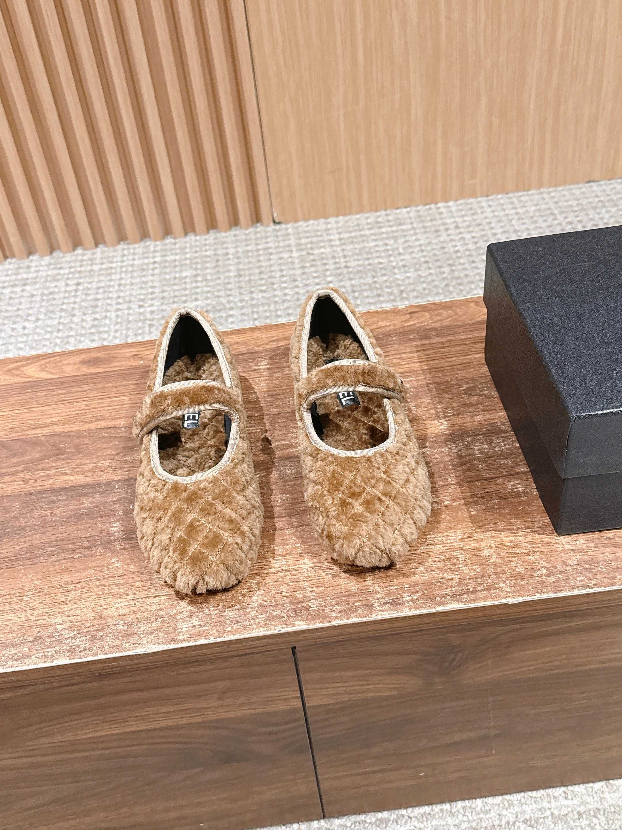 NO:616766,CHANEL's retro sweet luxury style plush Mary Jane shoes continue CHANEL's classic diamond quilting, with a Mary Jane strap + metal double C buckle, which makes the brand recognizable and has a strong sweet element. The upper is made of plush textured fabric, and the inside of the shoe is filled with thick plush lining. It is a 'warm Mary Jane' specially designed for autumn and winter, taking into account both appearance and practical temperature.  The round toe + flat bottom design makes the feet feel comfortable; the colors are low-saturated and gentle colors, suitable for winter sweaters, coats, etc., and is the representative shoe style of 'sweet and cool lady style'. It can be used as daily street shoes, or as exquisite home shoes, which is a three-in-one autumn and winter item of 'looks + comfort + warmth'. Material: wool, wool lining, leather outsole, 2cm higher  size 35-40 (customized sizes 40 are non-refundable), furry shoes Mary Jane, chanel, chanel, mary jane, sweaters, Leather soles19860909CHANEL 香奈儿复古甜奢风毛绒玛丽珍单鞋 延续了CHANEL经典的菱格纹绗缝,搭配玛丽珍一字带+金属双C扣,品牌辨识度拉满,同时甜美元素很浓.鞋面是毛绒质感面料,鞋内填充厚毛绒衬里,是专门为秋冬设计的“保暖款玛丽珍”,兼顾颜值和实穿温度. 圆头+平底设计,脚感舒适；配色都是低饱和的温柔色系,适配冬日毛衣、大衣等穿搭,是“甜酷大小姐风”的代表鞋款.既能当日常出街鞋,也能作为精致居家鞋,属于“颜值+舒适+保暖”三合一的秋冬单品. 材质羊毛 内里羊毛 大底真皮大底 增高2cm size35-40码（40码定制不退换）,毛毛鞋玛丽珍,chanel,chanel,mary jane,sweaters,Leather soles,Women's Shoes