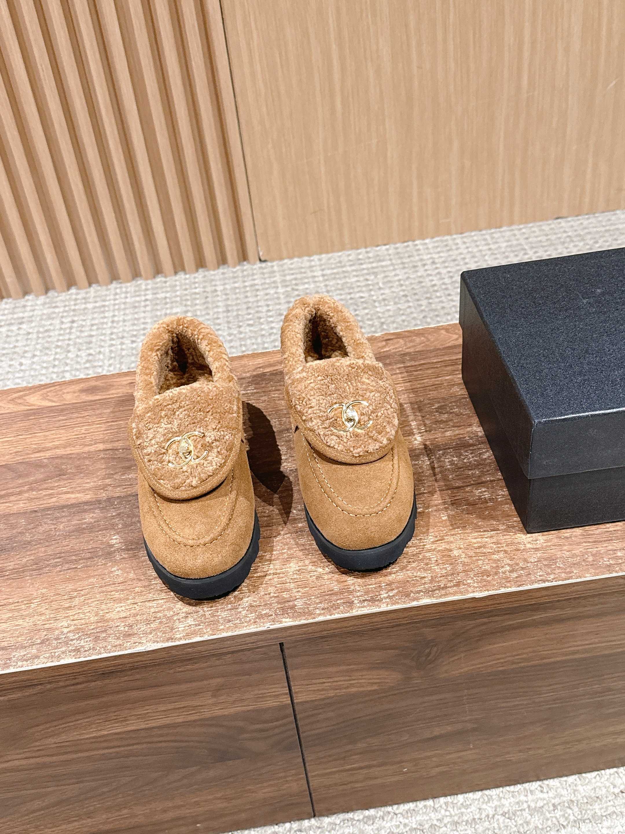 NO:616763,CHANEL Chanel's new plush loafers for autumn and winter. The toe is spliced with plush material and the lining is wool, which combines warmth and luxurious texture. It is suitable for autumn and winter wear. The toe is decorated with a metal double C buckle, and the 'CHANEL' logo is printed on the inside of the tongue, continuing the brand's high recognition.  The round-toe loafer shoe shape is loose and does not squeeze the feet; the sole is a lightweight rubber foam sole, which is soft and light, comfortable to walk and has a low-key heightening effect. The color scheme of brown + gold and black + gold is retro and elegant, and can be matched with autumn and winter items such as coats, sweaters, jeans, etc. It is a 'warm + refined' practical model. The upper is cow suede, and the lining is wool. The original molded outsole increases the size by 2.5cm.  : 35-40 yards (customized sizes 40 are non-refundable), loafers, chanel, chanel, loafers, jeans, sweaters19860909CHANEL 香奈儿秋冬新款毛绒乐福鞋毛毛鞋 鞋头拼接毛绒材质,内里是羊毛,兼顾保暖和奢华质感,适合秋冬穿着.鞋头有金属双C扣装饰,鞋舌内侧印有“CHANEL”标识,延续品牌高辨识度. 圆头乐福鞋型,鞋身宽松不挤脚；鞋底是轻量橡胶发泡底,软弹轻便,走路舒适且带低调增高效果.棕+金、黑+金的配色既复古优雅,又能和大衣、毛衣、牛仔裤等秋冬单品适配,属于“保暖+精致”的实用款. 鞋面牛反绒 内里羊毛 大底原版开模大底 增高2.5cm Size :35-40码（40码定制不退换）,乐福鞋毛毛鞋,chanel,chanel,loafers,jeans,sweaters,Women's Shoes