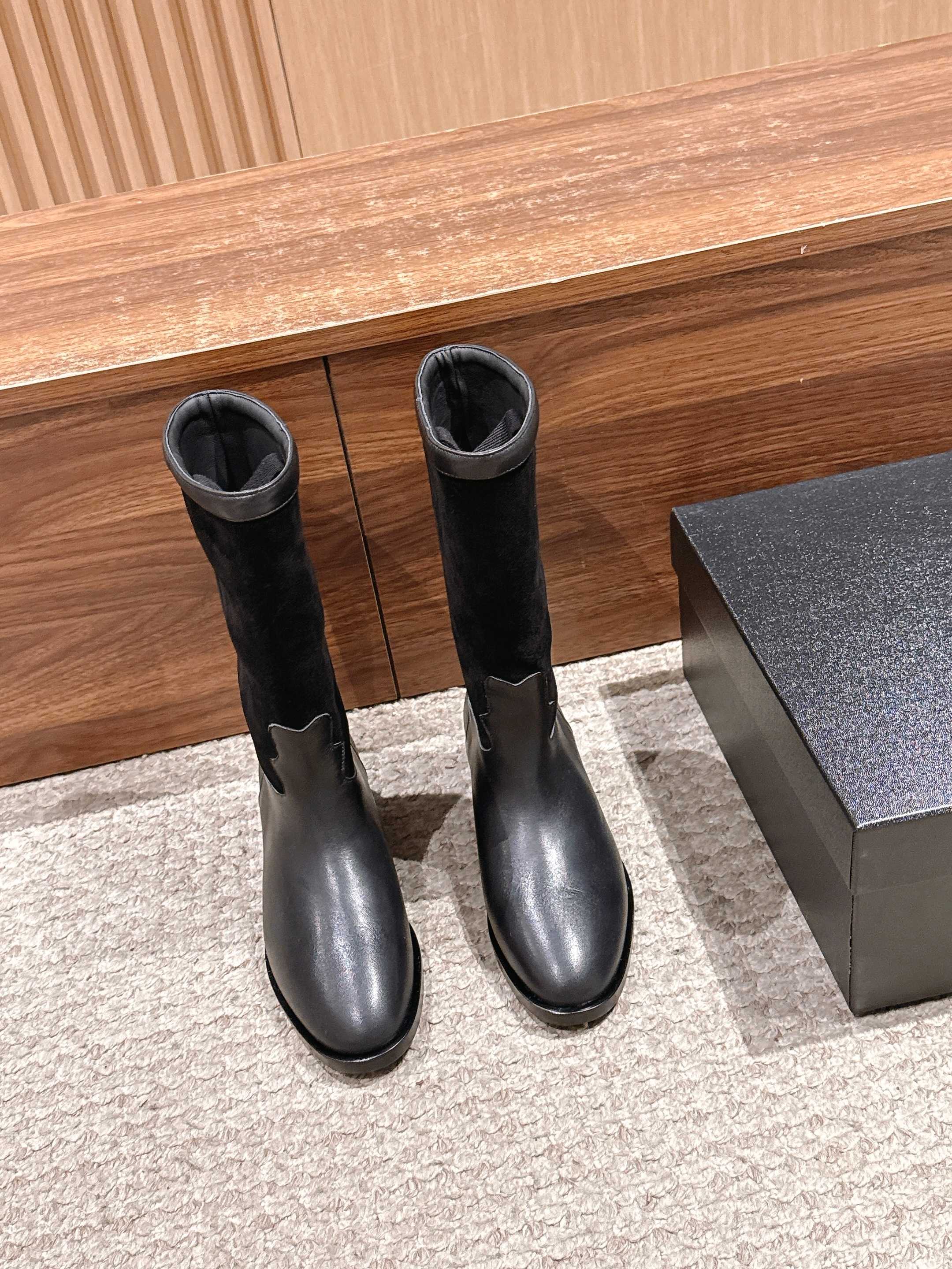 NO:616754,CHANEL Chanel autumn and winter Xiaoxiang suede color-blocked knight mid-boots!  Retro style boots Western cowboy boots!  Unique western boot design with smooth curves and irregular edges like free lines in the wilderness!  With a casual and free taste, let every step be uninhibited and refined!  Whether paired with smart suit pants to create a cool urban style, or paired with an elegant dress to create a strong and soft aesthetic. Or paired with jeans to create an authentic western style!  Upper calfskin + imported double-sided leather, lining water-dyed cowhide, outsole genuine leather sole Size35-39 (40/41/42 custom-made, non-returnable), boots, chanel, chanel, boots, skirts, jeans, business suit, cowhide, chamois leather19860909CHANEL 香奈儿秋冬小香麂皮拼色一脚蹬骑士中靴高靴！复古风靴子西部牛仔靴！ 独特的西部靴筒设计 流畅的曲线,不规则的边缘如同旷野中的自由线条！带着随性洒脱的味道.让每一步都踏出不羁与精致！ 无论是搭配干练的西装裤 打造都市酷飒风 还是与飘逸的连衣裙相配 碰撞出刚柔并济的美感.亦或是配上牛仔裤 演绎原汁原味的西部风情！ 鞋面小牛皮+进口双面皮 内里水染牛皮 大底真皮底 Size35-39（40/41/42定做不退换）,靴子,chanel,chanel,boots,skirts,jeans,business suit,cowhide,chamois leather,Women's Shoes