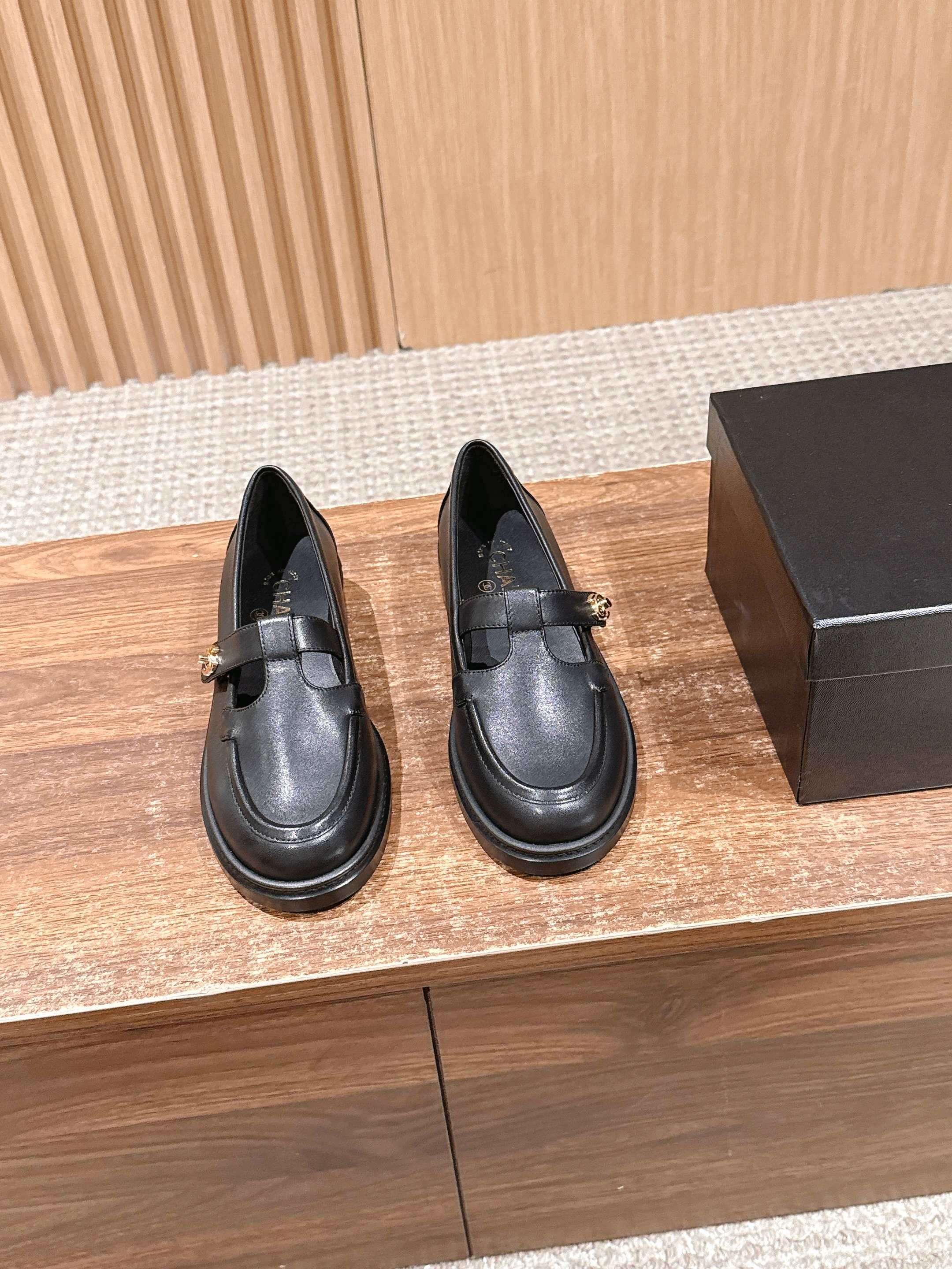 NO:616777,[Made in Guangzhou] CHANEL Chanel's latest flat-soled Mary Jane flat women's shoes. Original purchase and development. Made by Xiaoxiang C's counter. Another super hot model at the counter. Loved by Internet celebrity bloggers and ladies, various praises on social platforms. Super popular. High quality, breathable and super spring and summer. Seeing this issue always arouses girls' inner desire for fashion. Latest suede material. Classic black and white color scheme. Fashionable on the feet. Easy to care for. Fabric:  Original custom-made imported first-layer cowhide, custom-made imported sheepskin lining, original imported genuine leather outsole, size 35/36/37/38/39/40 (40 non-refundable), Mary Jane, chanel, chanel, chanel, mary jane, cowhide, sheepskin, chamois leather, Leather soles19860909【莞产】CHANEL 香奈儿最新平底一字带玛丽珍平底女鞋 原版购入开发 做货 小香 C家 专柜又一超级大爆款,网红博主小姐姐们的挚爱,社交平台的各种夸赞,人气超高质感透气超级春夏,看到这期总能唤起少女内心对时髦的诉求 最新麂皮材质 经典黑白配色 上脚时髦感十足 容易打理 面料: 原版定制 进口头层牛皮, 内里定制进口羊皮 鞋底原版进口真皮大底 尺码35/36/37/38/39/40（40不退换）,玛丽珍,chanel,chanel,chanel,mary jane,cowhide,sheepskin,chamois leather,Leather soles,Women's Shoes