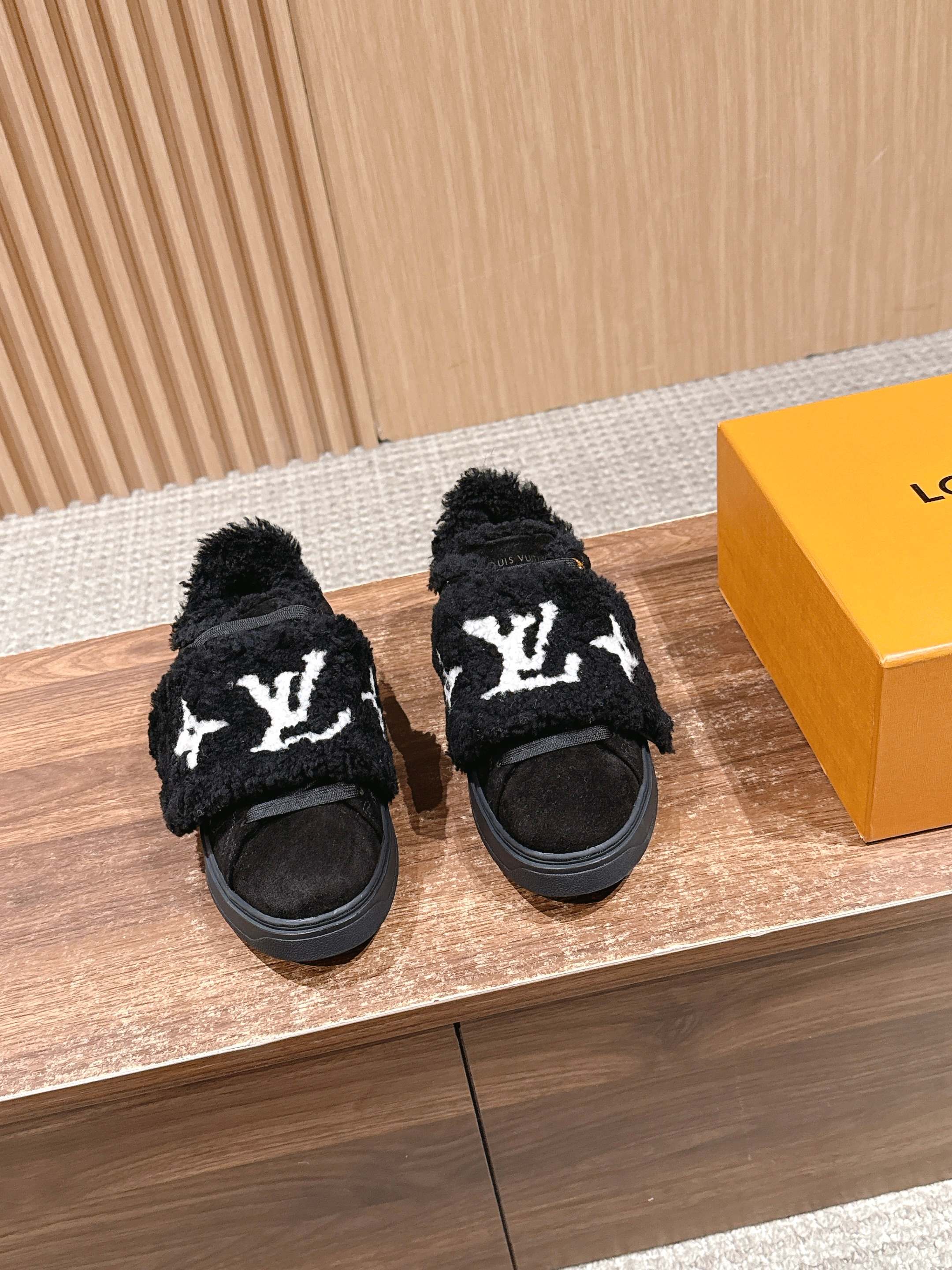 NO:616771,#LVJIA’s new lamb wool LOGO embroidered Velcro skateboard shoes, classic thick-soled sneakers, this Time Out sneaker is soft cow leather embossed with a mini Monogram pattern, renewing the classic design of Lv. 3D logo embellishment, thickened convex outsole, inscribed eyelets add exquisite details Size35-39 (40/41 custom-made), fur shoes, louis vuitton, louis vuitton, louis  vuitton,sneakers,cowhide19860909# 驴家新款羊羔毛 LOGO刺绣魔术贴滑板鞋 经典厚底运动鞋本款Time Out 运动鞋为柔软牛皮革压印迷你 Monogram图案,焕新Lv 的经典设计.3D标识点缀,加厚凸纹外底,铭纹孔眼再添精致细节 Size35-39（40/41定做）,毛毛鞋,louis vuitton,louis vuitton,louis vuitton,sneakers,cowhide,Women's Shoes