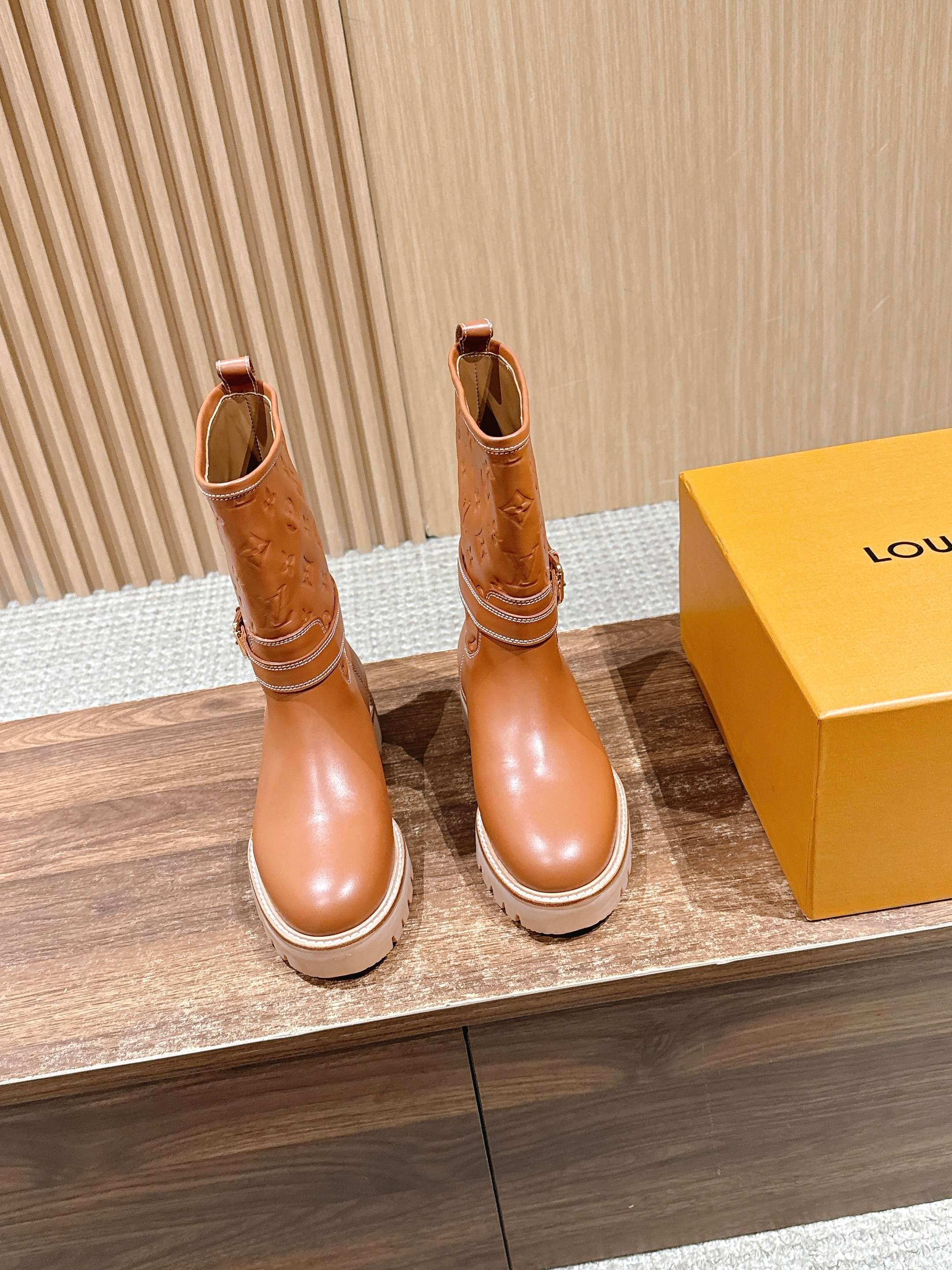 NO:616759,n #and naked boots Donkey brand autumn and winter new mid-calf boots. These ankle boots are made of nubuck cow leather with a partially embossed Monogram pattern and a stable rubber outsole. The comfortable cowhide leather lining is presented in the form of wrapping on the top of the boot shaft. Yingze buckles and studs highlight the belt-style ribbon. Size35-39 (40/41 customization is not returnable), boots, louis vuitton, boots, cowhide19860909n  #及裸靴 驴牌秋冬新款中筒靴 本款及踝靴为正绒面牛皮革局部压印 Monogram 图案,搭配稳固橡胶外底.舒适牛皮皮内衬在靴筒顶部以包边形式呈现.莹泽搭扣与饰钉点亮腰带风格饰带. Size35-39（40/41定制不退换）,靴子,louis vuitton,boots,cowhide,Women's Shoes