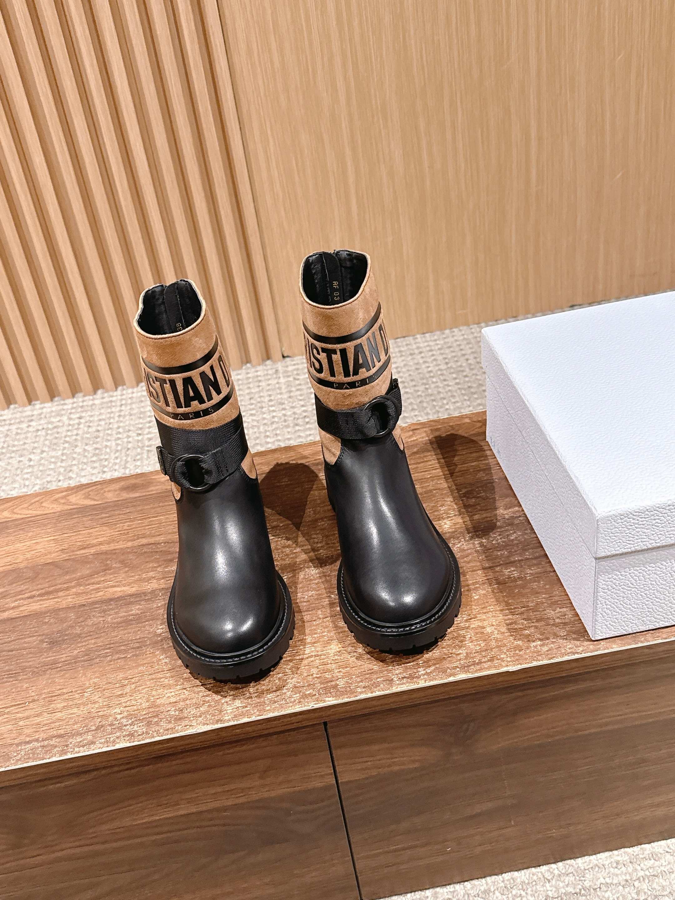 NO:616768,DIOR Dior's new sock boots, short boots and stretch boots. The shoe body combines leather soles and knitted socks. The leather part is stiff and stylish, while the knitted socks add softness and elasticity, making it both handsome and comfortable. The eye-catching 'CHRISTIAN DIOR PARIS' white letter webbing is printed on the top of the socks, which strengthens brand recognition and becomes the visual focus of the look.  The boots are equipped with buckle straps, which not only improves practicality, but also adds tough details of workwear style to the whole; the thick-soled design has both a heightening effect and a retro texture. This boot is highly versatile and can be flexibly combined with clothing and accessories according to different style needs, easily adapting to various scenes such as daily outings, parties or light workplaces. Upper cowhide/stretch socks Lining cowhide leather outsole Original molded outsole  size35-39 (40/41 size customization is not returnable), boots, dior, dior, boots, cowhide, socks19860909DIOR 迪奥新款袜子靴短靴弹力长筒靴 鞋身结合了皮革靴底与针织袜筒,皮革部分挺括有型,针织袜筒则增添柔软弹性,兼具帅气与舒适感.袜筒上方印有醒目的“CHRISTIAN DIOR PARIS”白色字母织带,强化品牌辨识度,成为造型的视觉焦点. 靴身配有搭扣式绑带,既提升实用性,又为整体增添工装风的硬朗细节；厚底设计则兼具增高效果与复古质感.这款靴款的百搭性较强,可根据不同风格需求,灵活组合服饰与配饰,轻松适配日常出街、派对或轻职场等多种场景. 鞋面牛皮/弹力袜 内里牛皮 大底原版开模大底 size35-39（40/41码定制不退换）,靴子,dior,dior,boots,cowhide,socks,Women's Shoes