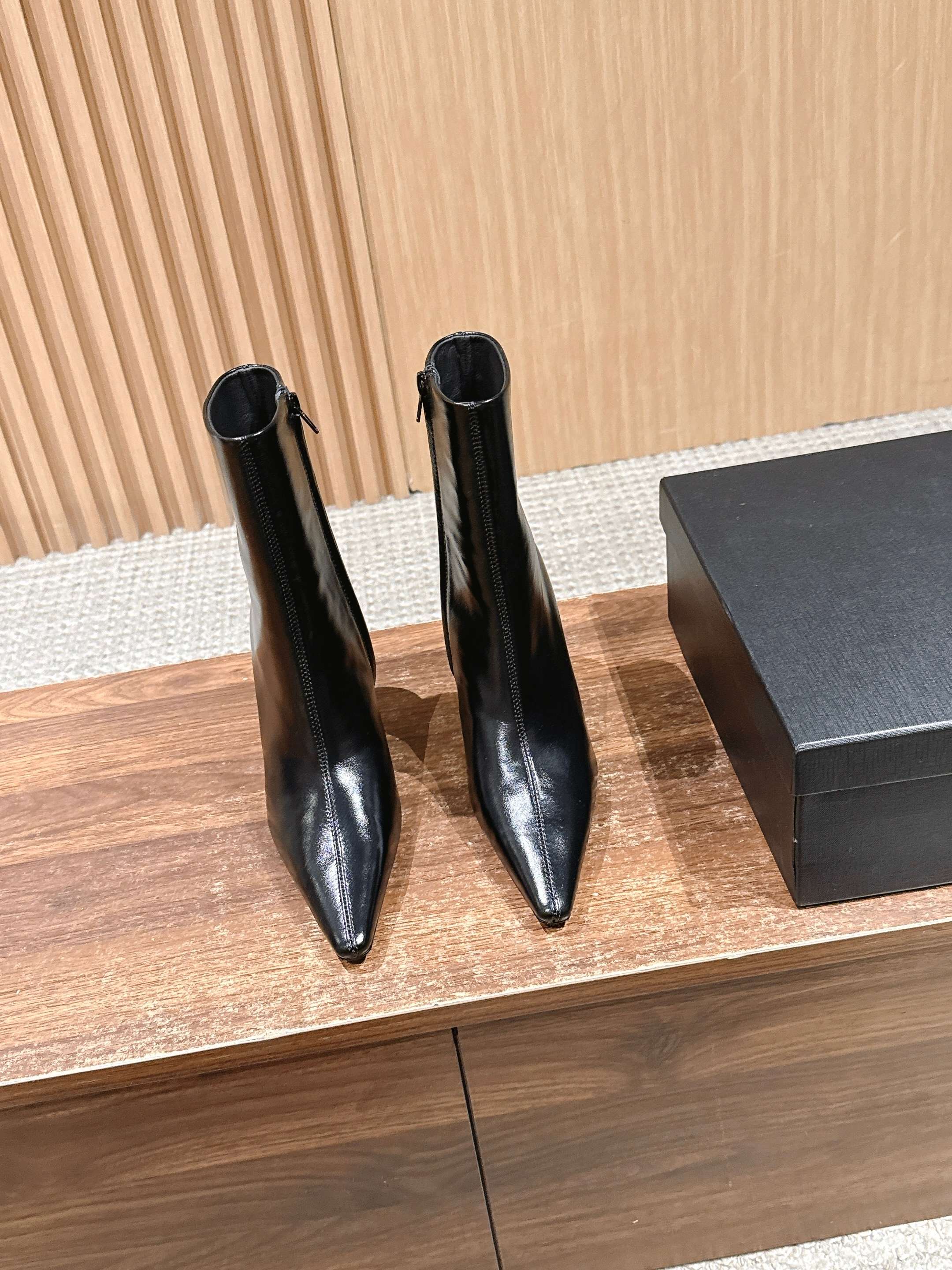 NO:616753,Saint Laurent YSL new autumn and winter side zipper high-heeled ankle boots pointed toe stiletto ankle boots, ankle boots, with square pointed toe and stiletto heel, decorated with LE CASSANDRE on the inside, side zipper opening and closing design. The whole shoe is very simple and elegant ~ the small square toe is more refined and fashionable. You can see that the side of our boots is designed according to the curvature of the human leg ~ the upper foot is very delicate and not attractive ~ elongates the leg shape ~ suitable for various occasions ~ a must-have item for autumn and winter wear!  Customized cowhide/fine sheepskin upper, sheepskin lining, Italian genuine leather outsole, heel height 9.5cm, size 35-39 (40.41 custom made, non-returnable), boots, saint laurent, saint laurent, saint laurent, boots, cowhide, sheepskin, sheep, Leather soles19860909Saint Laurent YSL圣罗兰秋冬新款侧拉链高跟及踝靴尖头细跟短靴 及踝靴,搭配方形尖鞋头和细高跟,内侧饰以LE CASSANDRE,侧面拉链开合设计. 整个鞋非常的简约大气～小方头更加的精致时髦可以看到我们靴子侧面是按照人体腿型设计出来的弧度～上脚非常秀气好看不挑人～拉长腿型～适合各种场合搭配～秋冬穿搭必备单品！ 鞋面定制牛皮/细腻羊猄皮 内里垫脚羊皮 鞋底意大利真皮大底 跟高9.5cm 码数35-39（40.41定做不退换）,靴子,saint laurent,saint laurent,saint laurent,boots,cowhide,sheepskin,sheep,Leather soles,Women's Shoes