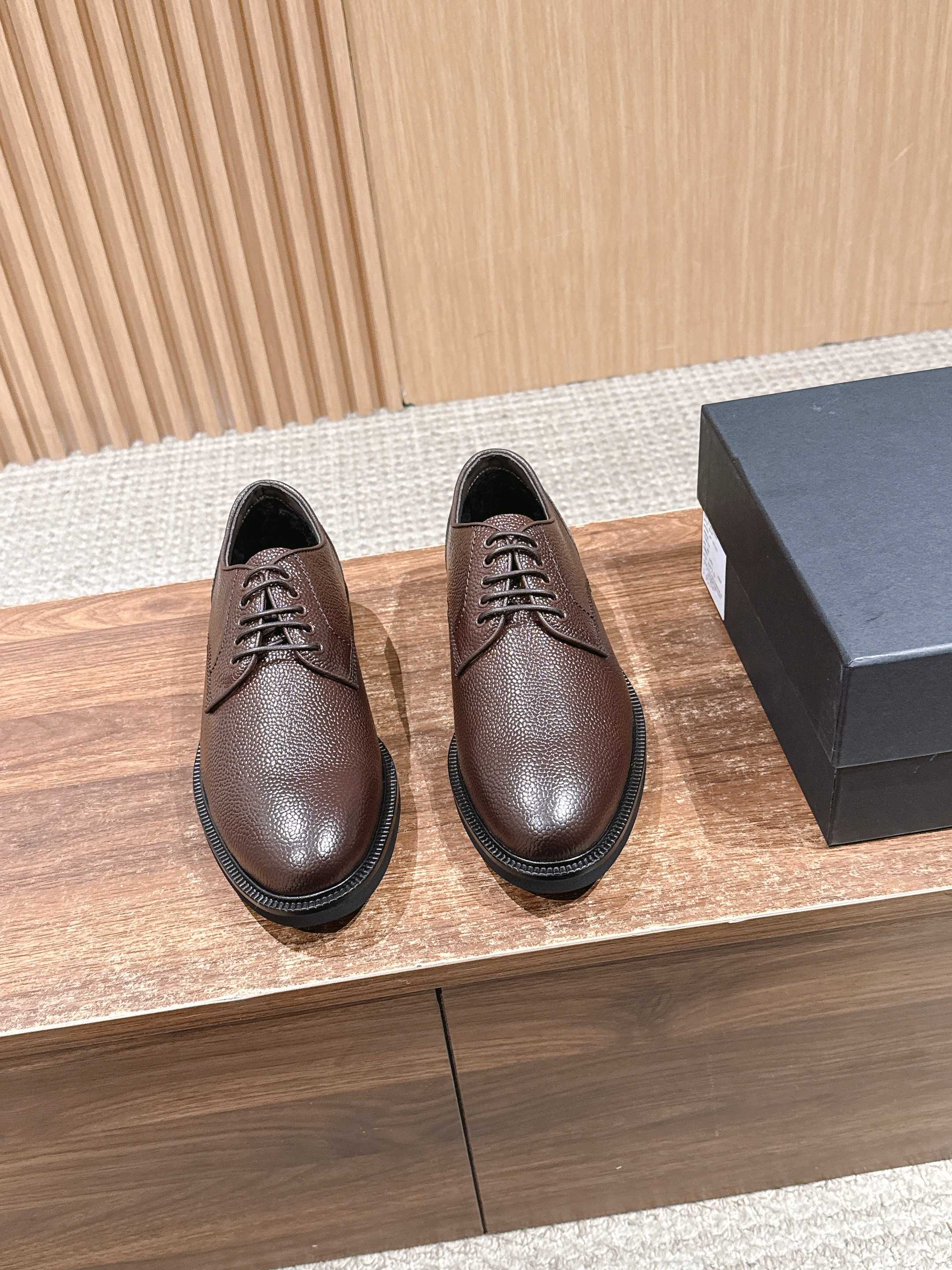 NO:616752,[Made in Guangzhou] Ermenegildo Zegna Grained Leather Aosta Wool Ridby Shoes This grained leather Aosta Wool Ridby Shoe is made of natural calfskin, interpreting the classic shoe design. Equipped with a rubber sole, it adds sophisticated texture to daily looks in cold weather with an elegant style. The fabric of this wool Ridby shoe is made of grained cowhide; the lining and insole are made of merino wool; the very light rubber sole is inlaid with a natural tree paste leather die-cast brand logo, reinterpreting the iconic shoe with an ultra-light structure. This exquisite design perfectly captures the essence of modern elegance and timeless craftsmanship. It can be easily adapted to the needs of daily life and can be matched with both casual suits and formal attire. It interprets the concept of low-key calmness and practical sophistication. It is ideal for cold weather business, travel and daily occasions. Product code LHABL-A5837Z-NER Made in Italy Black/Brown Two colors Standard leather shoe size Counter packaging, comes with metal shoe horn, shoe storage bag! Size 39/40/41/42/43/44/45 (46/47 customized), leather shoes, zegna, cowhide19860909【莞产】Ermenegildo Zegna 杰尼亚 粒面皮革 Aosta 羊毛裡德比鞋 这款粒面皮革 Aosta 羊毛裡德比鞋选用天然小牛皮材质,演绎经典鞋履设计.配以橡胶鞋底,以优雅风格为寒冷天气日常造型增添考究质感. 这款羊毛裡德比鞋鞋面料选用粒面革牛皮；内裡,鞋垫均选用美利奴羊毛制作；非常轻盈的橡胶鞋底,底花镶嵌天然树膏皮压铸品牌Logo,以超轻结构重新诠释标志性鞋款. 这款设计精妙,完美捕捉现代优雅与隽永精湛工艺的精髓,可轻松适应日常生活着装需求,同时搭配体闲套装和风格正式的着装,诠释低调从容与实用精致理念,是适配寒冷天气商务、旅行和日常场合的理想之选. 产品代码LHABL-A5837Z-NER 意大利制造 黑色/棕色 两色入 标准皮鞋尺码 专柜包装,随附金属鞋拔,鞋履收纳袋！ 尺码39/40/41/42/43/44/45（46/47订做）,皮鞋,zegna,cowhide,Women's Shoes