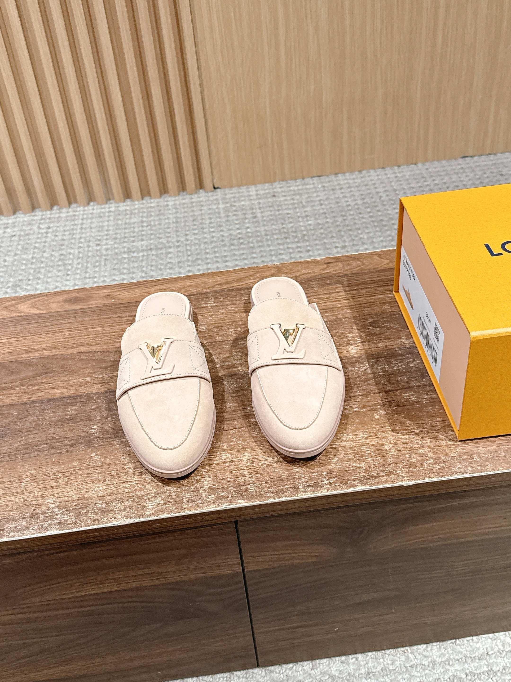 NO:616748,[Made in Wanguan] Louis Vuitton nude pink half-flops | There is French lazy sophistication hidden in the steps. Who can resist this pair of 'rich daughter half-flops'! The LV nude pink suede model directly hits the aesthetic! The gilt logo has its own noble buff, it is soft when you step on it, and can be worn for shopping and commuting. This is the sense of relaxation that summer should have~  When the nude pink suede hits the gilt LV logo, every step is a symbiosis of laziness and refinement. The looseness of the half-drag hides effortless elegance. The moment you step into the shoe box, it is your own French insouciance. The elegance of Louis Vuitton never stops at bags. This pair of nude pink suede half-drags, with the iconic Monogram logo as a footnote,  The velvet feel of suede wraps the ankle gently, and the half-drag design releases daily relaxation, turning luxury into a chic style that can be worn at any time!  Upper material is imported nubuck leather, lining material is imported sheepskin, outsole material is two-color rubber outsole, size 35/36/37/38/39/40 (40 non-refundable), semi-short fur shoes, louis vuitton, louis vuitton, louis vuitton, sheepskin, chamois leather19860909【莞产】Louis Vuitton路易威登裸粉半拖|步履间,藏着法式慵懒的精致 谁能拒绝这双“富家千金半拖”啊! LV裸粉麂皮款直接戳中审美! 鎏金 Logo自带贵气 Buff, 踩上去软乎乎的,逛街通勤都能穿,这才是夏天该有的松弛感~ 当裸粉麂皮撞上鎏金LV标识,每一步都是慵懒与精致的共生 半拖的松弛,藏着不费力的贵气, 踩进鞋盒的瞬间,是独属于你的法式漫不经心 路易威登的优雅,从不止于包袋. 这双裸粉麂皮半拖,以标志性Monogram标识为注脚, 麂皮的绒感裹住脚踝的温柔,半拖设计释放日常的松弛, 让奢侈成为 随时可穿的清致！ 鞋面材质进口磨砂皮 内里材质进口羊皮 大底材质双色橡胶大底 尺码35/36/37/38/39/40（40不退换）,半拖毛毛鞋,louis vuitton,louis vuitton,louis vuitton,sheepskin,chamois leather,Women's Shoes