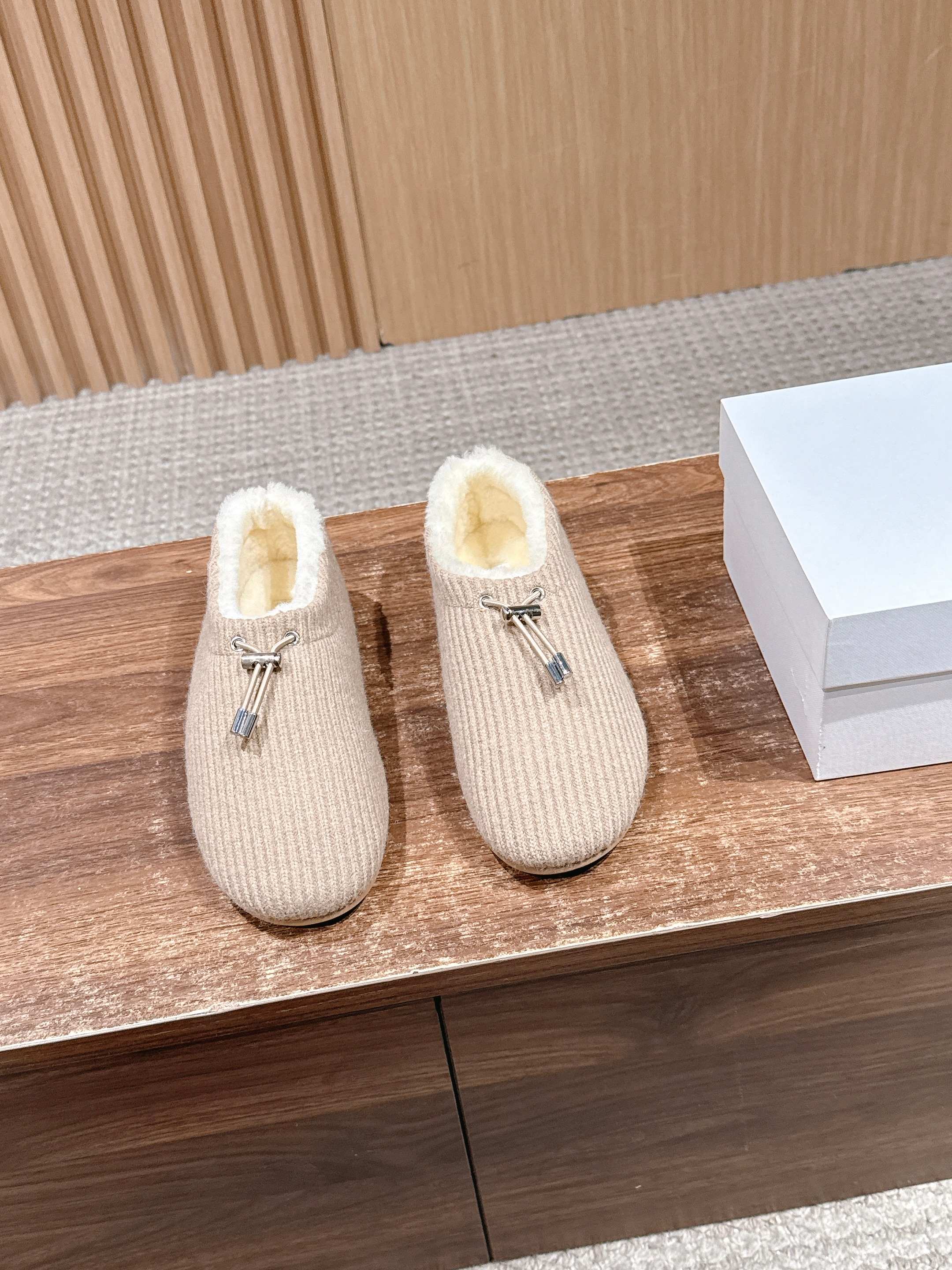 NO:616747,[Produced in Guan] The Row's new autumn and winter wool bun shoes and loafers are simply the most beautiful women's shoes of the year. They exude French elegance as soon as you put them on. They are high-end and fashionable. They are both salty and sweet. They are full of literary style and full of temperament!  Good-looking and easy to wear, they are simply a classic of Fengmo around the world, especially the soft and delicate crocodile pattern cow suede fabric, which immediately makes these ballet shoes unique and the texture is super great!  The design of the toe is simply perfect, with just the right curvature, soft and elastic, and the overall look is both majestic and fashionable. The simple upper design cleverly incorporates fashionable elements, and the strap design is extremely considerate. Whether you have wide feet, fat feet, or thin feet, you can easily wear them beautifully. The shoe design is simple yet delicate, making people fall in love with it at first sight!  The overall lines are smooth and natural, with no unnecessary decoration, but it reveals a different kind of sophistication, and its texture is really light and thin, making it feel effortless to wear on the feet. The lace design not only adds a British retro atmosphere, but also greatly improves the stability and comfort of the shoes. You can freely adjust the tightness of the laces according to your foot shape, and there is no need to worry about pressing the instep!  The inner pads are all made of imported lamb wool, which is thick, warm and comfortable. The imported abrasive outsole is high-end and textured. It’s really a good thing but it comes at a high price. Only top-tier luxury brands use this material!  It is low-key and luxurious, adding a sense of luxury to your overall look. Lining/foot pads Imported lamb wool Outsole: Wear-resistant and non-slip rubber mold outsole Size 35/36/37/38/39/40 (40 non-returnable), semi-furry shoes, loafers19860909【莞产】The Row 新款秋冬羊毛包子鞋 乐福鞋 简直就是本年度最美丽的女鞋嘛,一穿上就散发出法式优雅的气质,高级又时髦,简直是可盐可甜,文艺范儿十足,气质爆棚！ 好看又好穿,简直就是风魔全球的经典之作,特别是那柔软细腻的鳄鱼纹牛反毛皮面料,让这款芭蕾舞鞋立马变得与众不同,质感超级棒！ 鞋头的设计简直是完美无缺,弧度恰到好处,柔软而有弹性,整体看起来既大气又不失时尚感,简约的鞋面设计巧妙地融入了时髦元素,带条设计更是贴心至极,无论你是宽脚、胖脚还是瘦脚都能轻松穿出美感. 鞋子的鞋型设计简约而不失秀气,让人一眼就爱上！整体线条流畅自然,没有多余的装饰,却透露出一种别样的精致感,而且它的质感真的很轻薄,穿在脚上仿佛没有负担,让人倍感轻松. 系带设计不仅增加了英伦复古气息,还大大提升了鞋子的稳固性和舒适度.你可以根据自己的脚型自由调节系带松紧度,完全没有压脚背的烦恼！ 内裡垫脚均采用进口羊羔毛厚实保暖又舒适 进口磨具大底高档有质感,真的是好东西自然价格不菲.只有一线大牌奢侈品才会用到这种材料呢！它低调而奢华,为你的整体造型增添了几分高级感. 内里/垫脚进口羊羔毛 大底:耐磨防滑橡胶模具大底 码数35/36/37/38/39/40（40不退换）,半拖毛毛鞋,loafers,Women's Shoes