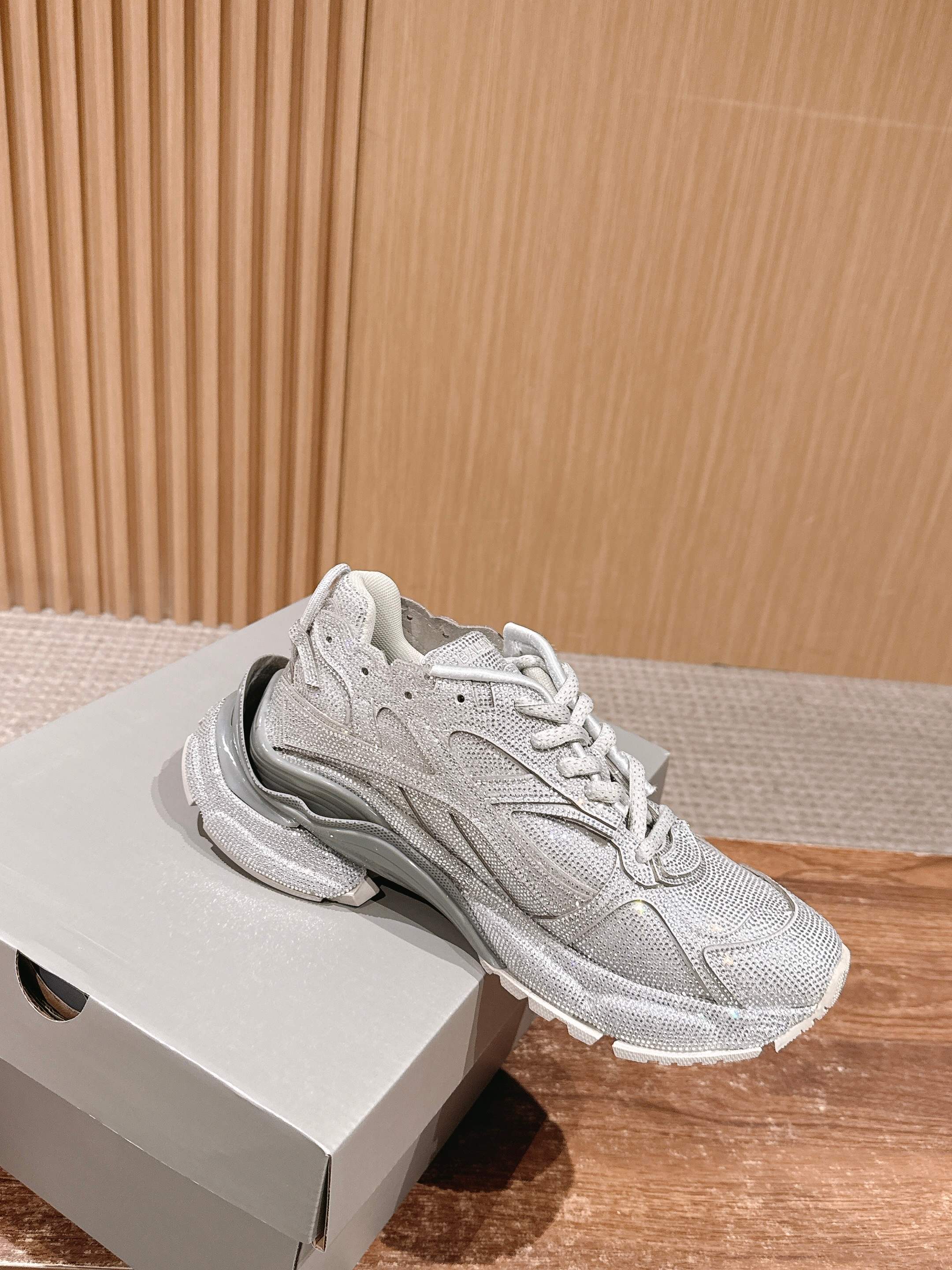 💰580 𝐁𝐚𝐥𝐞𝐧𝐜𝐢𝐚𝐠𝐚 𝐑𝐮𝐧𝐧𝐞𝐫# 巴黎世家2025早秋新鞋黑天鹅酷帅炸场💥

黑色鞋面点缀满水钻，华丽值直接拉满，在光线下闪闪发光，简直太耀眼啦！做旧的处理又为鞋子增添了一份独特的潮流感，华丽与个性并存。
厚底设计不仅增高，还带来了舒适的脚感，走路超稳~整体造型既适合搭配休闲运动装，展现活力，也能和酷帅的穿搭风格完美契合，让你轻松成为街头焦点。Size：35-45M