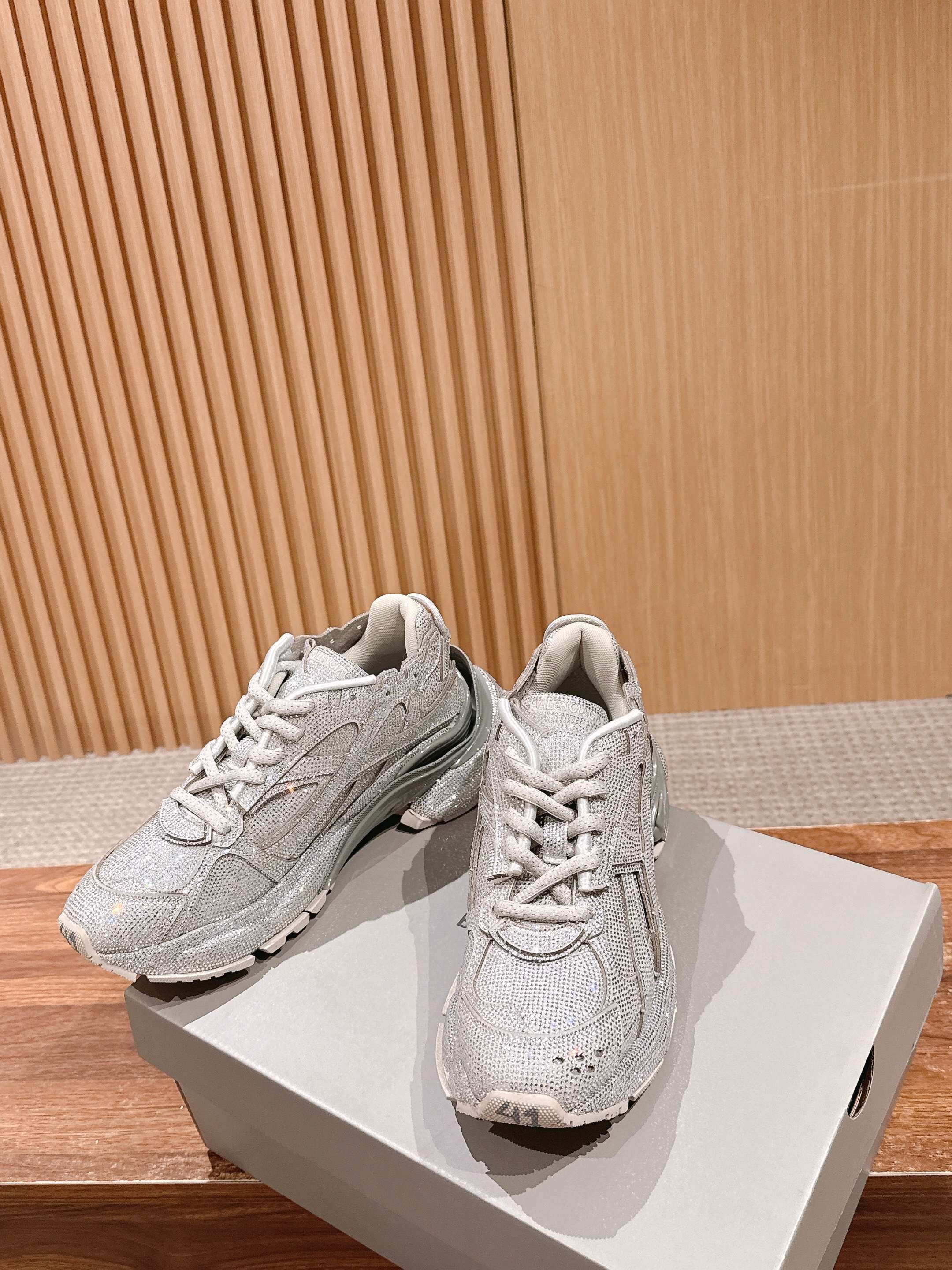 💰580 𝐁𝐚𝐥𝐞𝐧𝐜𝐢𝐚𝐠𝐚 𝐑𝐮𝐧𝐧𝐞𝐫# 巴黎世家2025早秋新鞋黑天鹅酷帅炸场💥

黑色鞋面点缀满水钻，华丽值直接拉满，在光线下闪闪发光，简直太耀眼啦！做旧的处理又为鞋子增添了一份独特的潮流感，华丽与个性并存。
厚底设计不仅增高，还带来了舒适的脚感，走路超稳~整体造型既适合搭配休闲运动装，展现活力，也能和酷帅的穿搭风格完美契合，让你轻松成为街头焦点。Size：35-45M