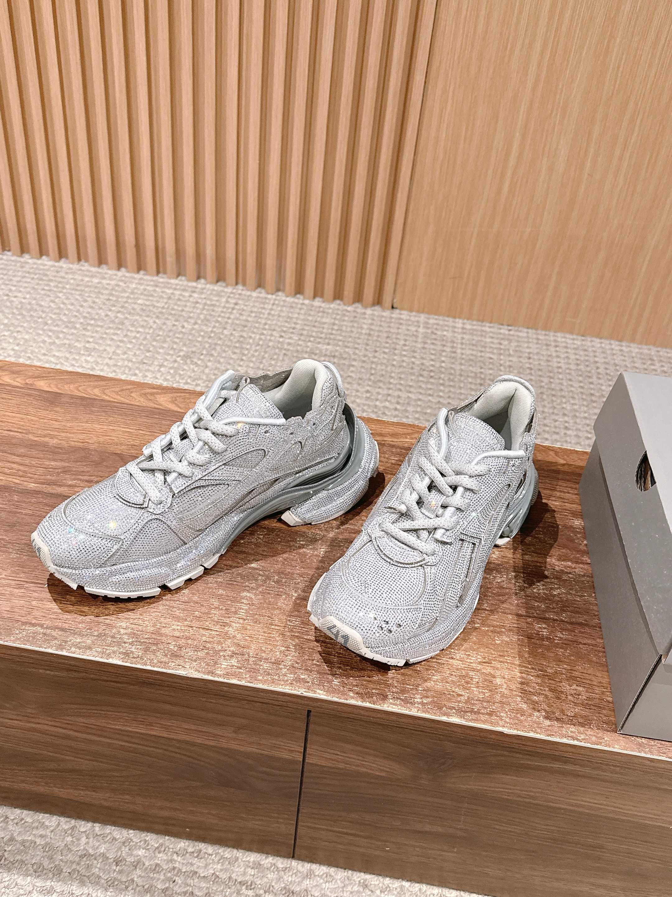 💰580 𝐁𝐚𝐥𝐞𝐧𝐜𝐢𝐚𝐠𝐚 𝐑𝐮𝐧𝐧𝐞𝐫# 巴黎世家2025早秋新鞋黑天鹅酷帅炸场💥

黑色鞋面点缀满水钻，华丽值直接拉满，在光线下闪闪发光，简直太耀眼啦！做旧的处理又为鞋子增添了一份独特的潮流感，华丽与个性并存。
厚底设计不仅增高，还带来了舒适的脚感，走路超稳~整体造型既适合搭配休闲运动装，展现活力，也能和酷帅的穿搭风格完美契合，让你轻松成为街头焦点。Size：35-45M