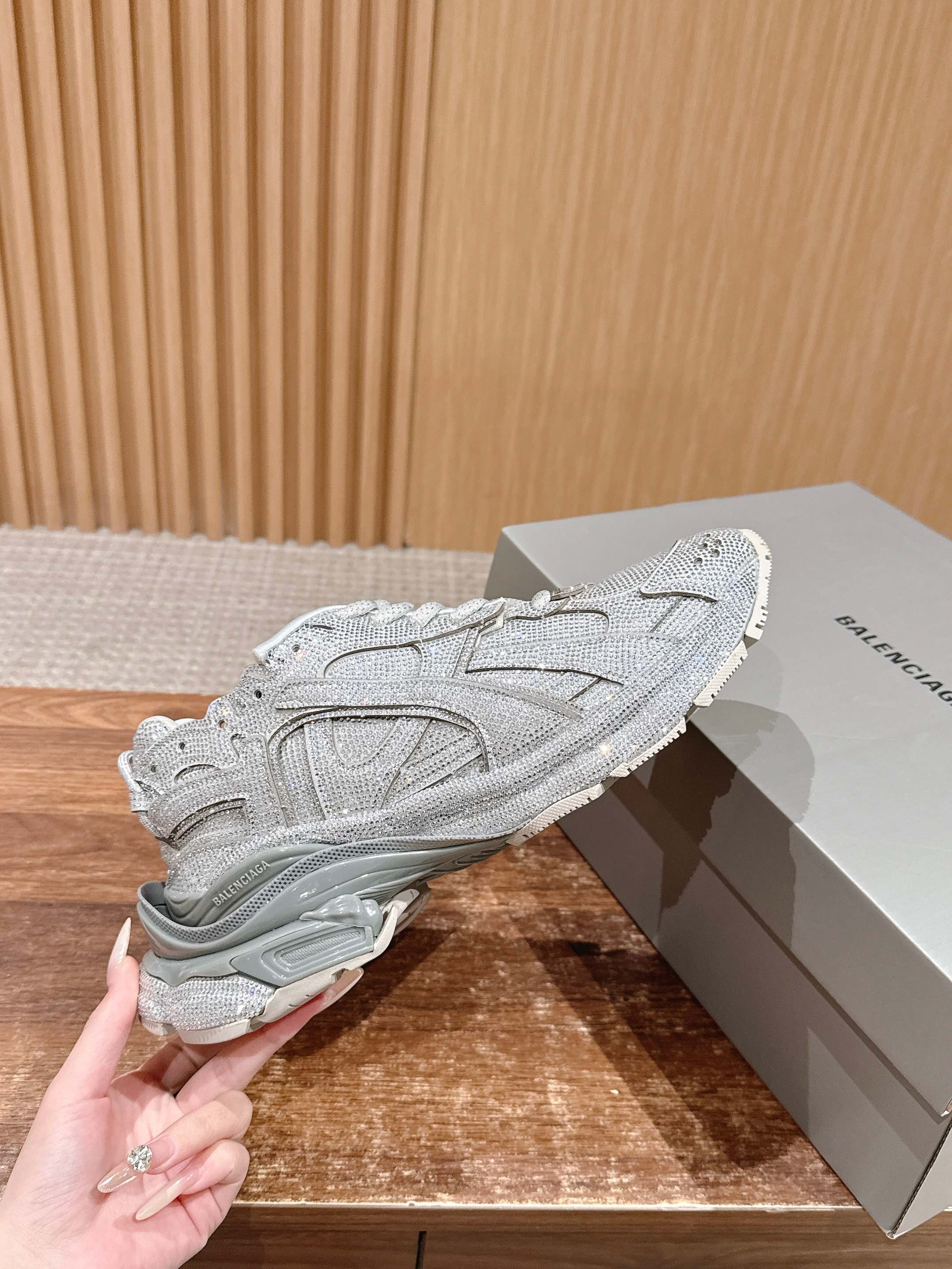 💰580 𝐁𝐚𝐥𝐞𝐧𝐜𝐢𝐚𝐠𝐚 𝐑𝐮𝐧𝐧𝐞𝐫# 巴黎世家2025早秋新鞋黑天鹅酷帅炸场💥

黑色鞋面点缀满水钻，华丽值直接拉满，在光线下闪闪发光，简直太耀眼啦！做旧的处理又为鞋子增添了一份独特的潮流感，华丽与个性并存。
厚底设计不仅增高，还带来了舒适的脚感，走路超稳~整体造型既适合搭配休闲运动装，展现活力，也能和酷帅的穿搭风格完美契合，让你轻松成为街头焦点。Size：35-45M