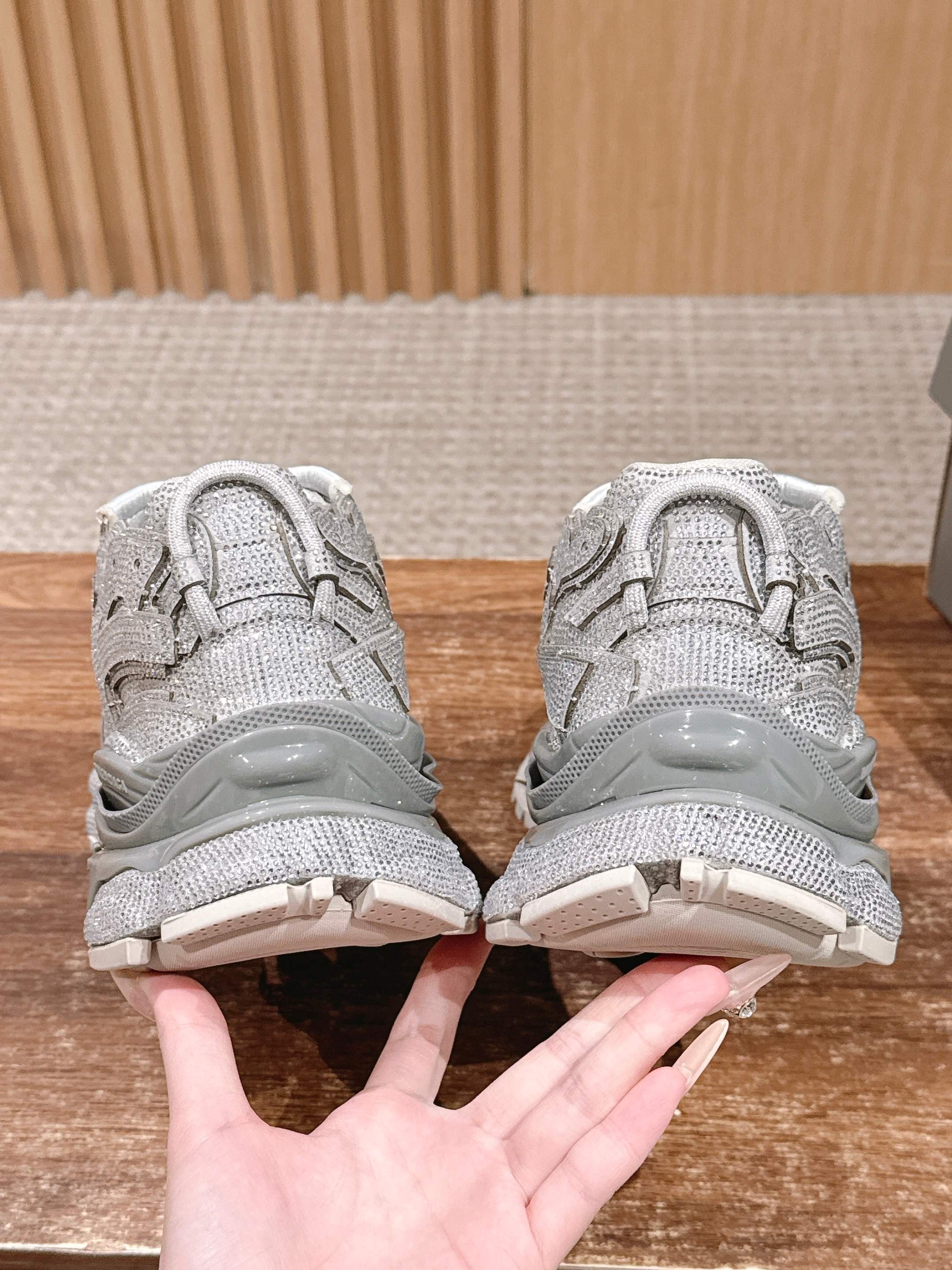 💰580 𝐁𝐚𝐥𝐞𝐧𝐜𝐢𝐚𝐠𝐚 𝐑𝐮𝐧𝐧𝐞𝐫# 巴黎世家2025早秋新鞋黑天鹅酷帅炸场💥

黑色鞋面点缀满水钻，华丽值直接拉满，在光线下闪闪发光，简直太耀眼啦！做旧的处理又为鞋子增添了一份独特的潮流感，华丽与个性并存。
厚底设计不仅增高，还带来了舒适的脚感，走路超稳~整体造型既适合搭配休闲运动装，展现活力，也能和酷帅的穿搭风格完美契合，让你轻松成为街头焦点。Size：35-45M