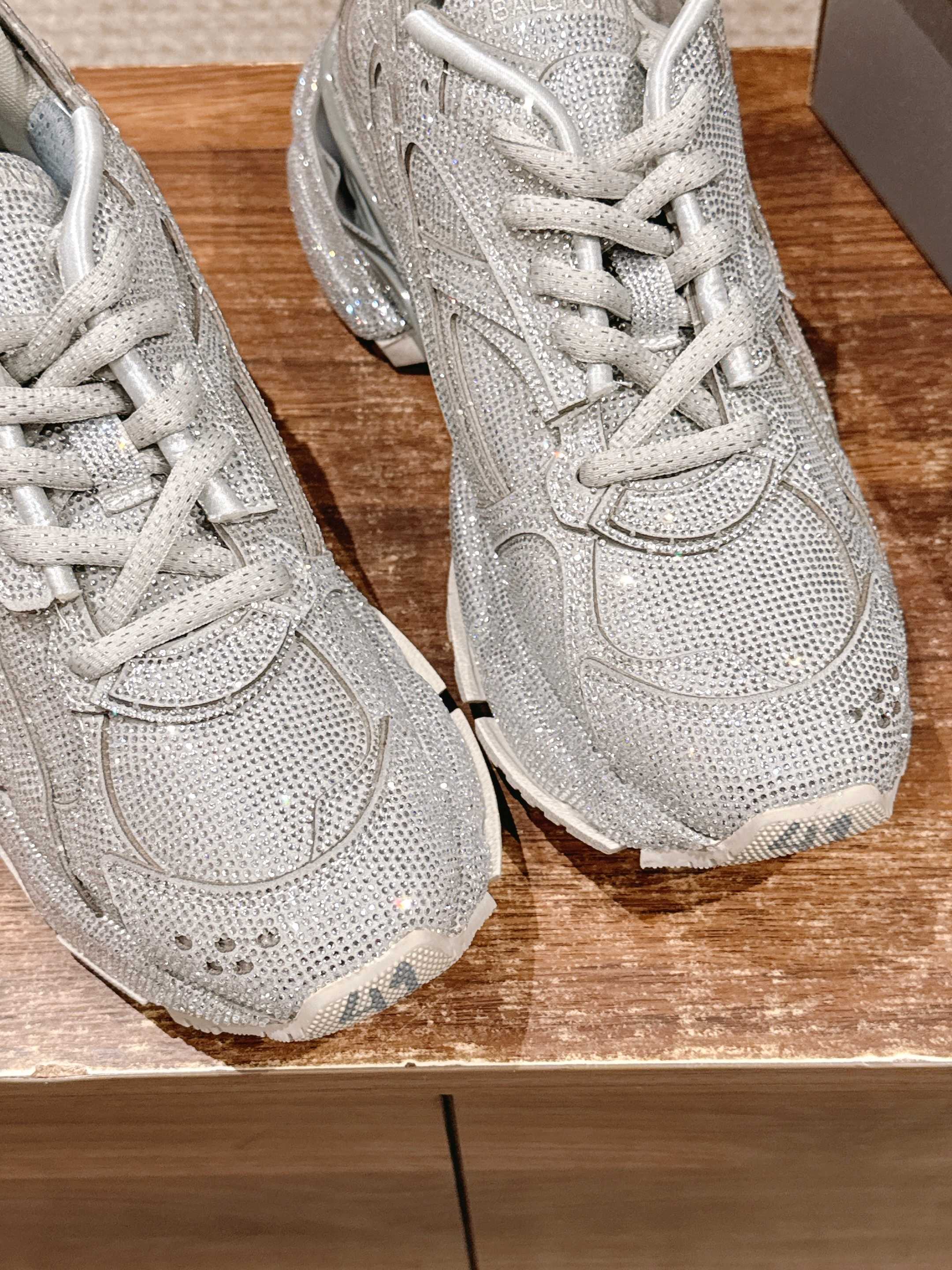 💰580 𝐁𝐚𝐥𝐞𝐧𝐜𝐢𝐚𝐠𝐚 𝐑𝐮𝐧𝐧𝐞𝐫# 巴黎世家2025早秋新鞋黑天鹅酷帅炸场💥

黑色鞋面点缀满水钻，华丽值直接拉满，在光线下闪闪发光，简直太耀眼啦！做旧的处理又为鞋子增添了一份独特的潮流感，华丽与个性并存。
厚底设计不仅增高，还带来了舒适的脚感，走路超稳~整体造型既适合搭配休闲运动装，展现活力，也能和酷帅的穿搭风格完美契合，让你轻松成为街头焦点。Size：35-45M