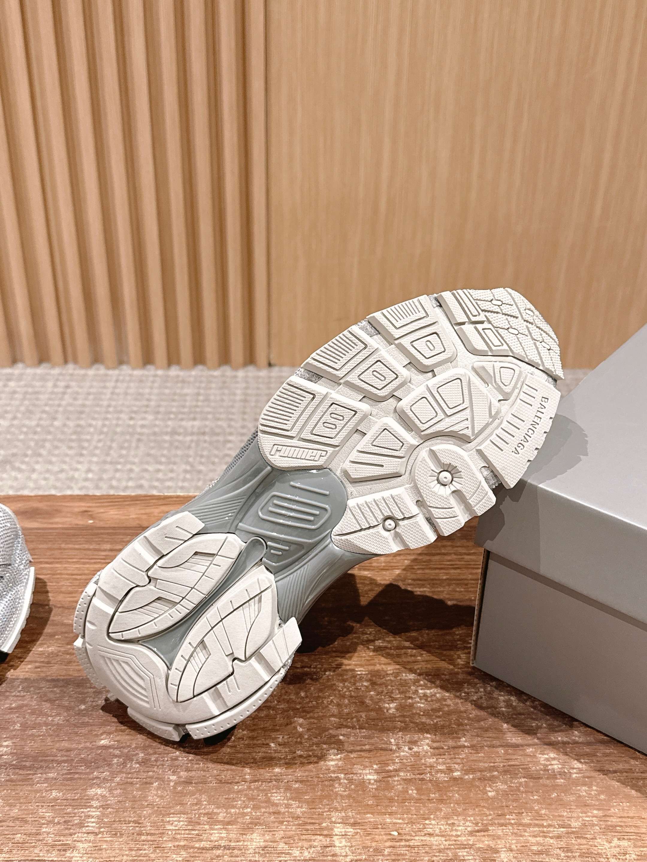 💰580 𝐁𝐚𝐥𝐞𝐧𝐜𝐢𝐚𝐠𝐚 𝐑𝐮𝐧𝐧𝐞𝐫# 巴黎世家2025早秋新鞋黑天鹅酷帅炸场💥

黑色鞋面点缀满水钻，华丽值直接拉满，在光线下闪闪发光，简直太耀眼啦！做旧的处理又为鞋子增添了一份独特的潮流感，华丽与个性并存。
厚底设计不仅增高，还带来了舒适的脚感，走路超稳~整体造型既适合搭配休闲运动装，展现活力，也能和酷帅的穿搭风格完美契合，让你轻松成为街头焦点。Size：35-45M