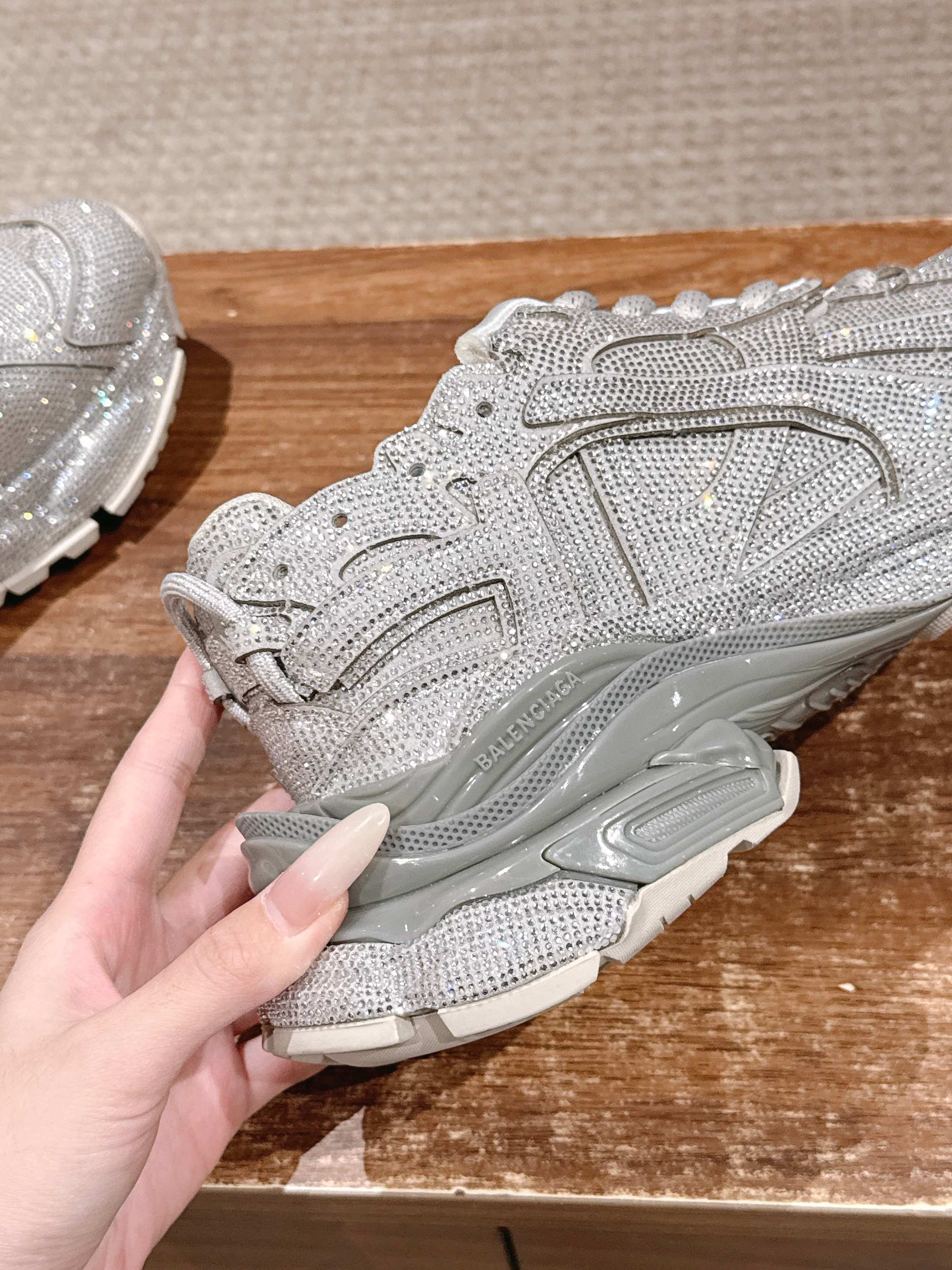 💰580 𝐁𝐚𝐥𝐞𝐧𝐜𝐢𝐚𝐠𝐚 𝐑𝐮𝐧𝐧𝐞𝐫# 巴黎世家2025早秋新鞋黑天鹅酷帅炸场💥

黑色鞋面点缀满水钻，华丽值直接拉满，在光线下闪闪发光，简直太耀眼啦！做旧的处理又为鞋子增添了一份独特的潮流感，华丽与个性并存。
厚底设计不仅增高，还带来了舒适的脚感，走路超稳~整体造型既适合搭配休闲运动装，展现活力，也能和酷帅的穿搭风格完美契合，让你轻松成为街头焦点。Size：35-45M