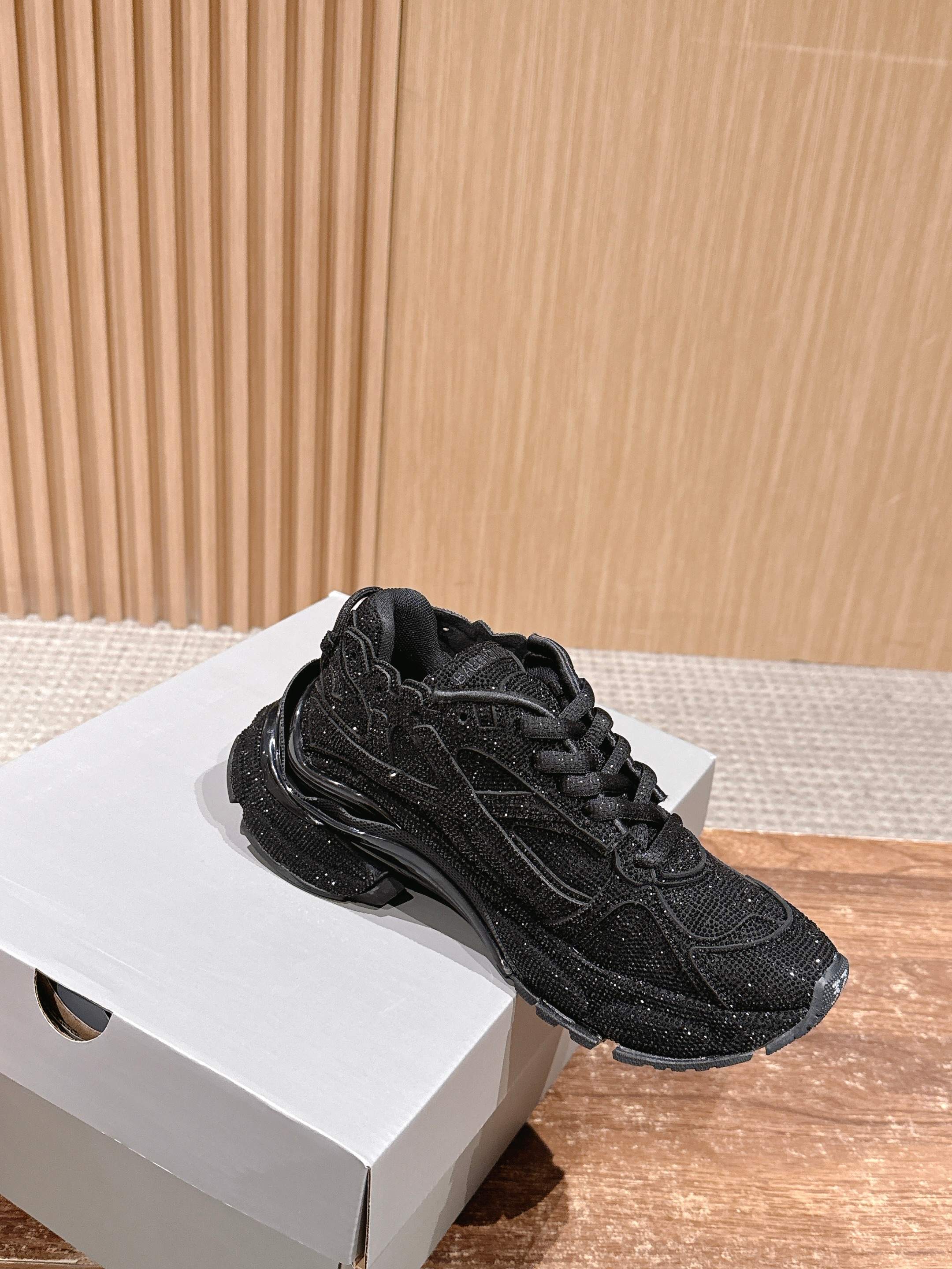 💰580 𝐁𝐚𝐥𝐞𝐧𝐜𝐢𝐚𝐠𝐚 𝐑𝐮𝐧𝐧𝐞𝐫# 巴黎世家2025早秋新鞋黑天鹅酷帅炸场💥

黑色鞋面点缀满水钻，华丽值直接拉满，在光线下闪闪发光，简直太耀眼啦！做旧的处理又为鞋子增添了一份独特的潮流感，华丽与个性并存。
厚底设计不仅增高，还带来了舒适的脚感，走路超稳~整体造型既适合搭配休闲运动装，展现活力，也能和酷帅的穿搭风格完美契合，让你轻松成为街头焦点。Size：35-45M