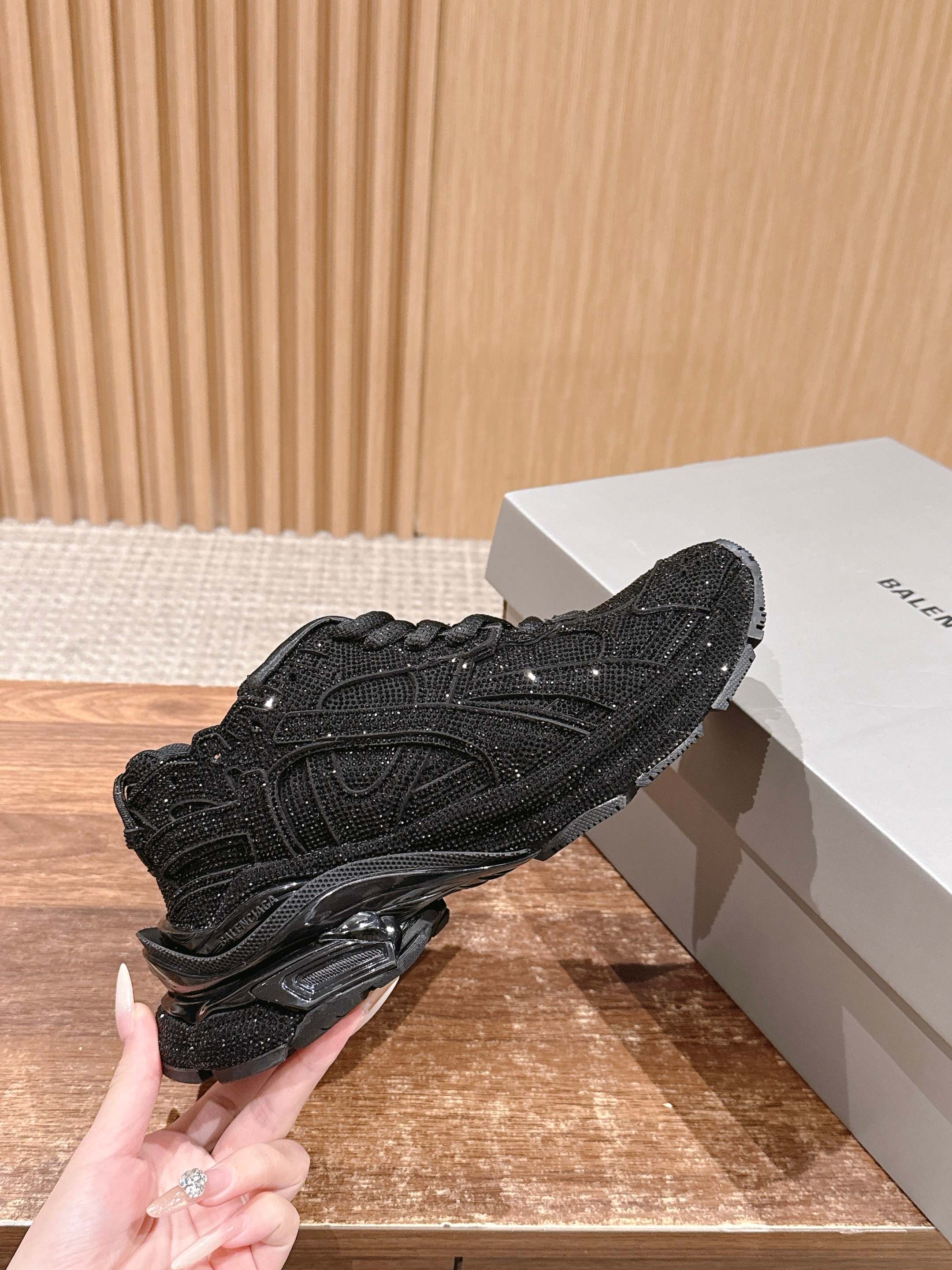 💰580 𝐁𝐚𝐥𝐞𝐧𝐜𝐢𝐚𝐠𝐚 𝐑𝐮𝐧𝐧𝐞𝐫# 巴黎世家2025早秋新鞋黑天鹅酷帅炸场💥

黑色鞋面点缀满水钻，华丽值直接拉满，在光线下闪闪发光，简直太耀眼啦！做旧的处理又为鞋子增添了一份独特的潮流感，华丽与个性并存。
厚底设计不仅增高，还带来了舒适的脚感，走路超稳~整体造型既适合搭配休闲运动装，展现活力，也能和酷帅的穿搭风格完美契合，让你轻松成为街头焦点。Size：35-45M