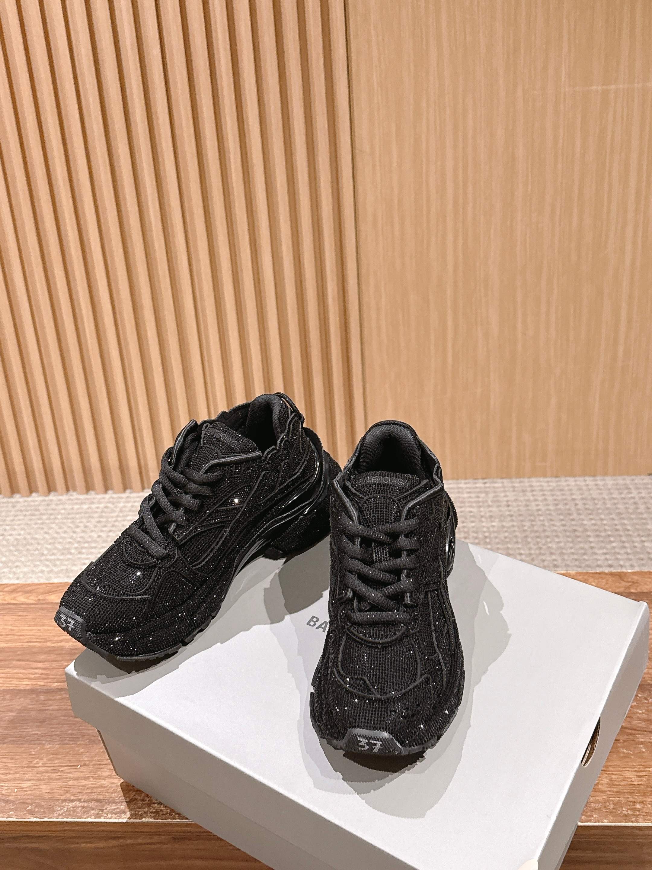 💰580 𝐁𝐚𝐥𝐞𝐧𝐜𝐢𝐚𝐠𝐚 𝐑𝐮𝐧𝐧𝐞𝐫# 巴黎世家2025早秋新鞋黑天鹅酷帅炸场💥

黑色鞋面点缀满水钻，华丽值直接拉满，在光线下闪闪发光，简直太耀眼啦！做旧的处理又为鞋子增添了一份独特的潮流感，华丽与个性并存。
厚底设计不仅增高，还带来了舒适的脚感，走路超稳~整体造型既适合搭配休闲运动装，展现活力，也能和酷帅的穿搭风格完美契合，让你轻松成为街头焦点。Size：35-45M