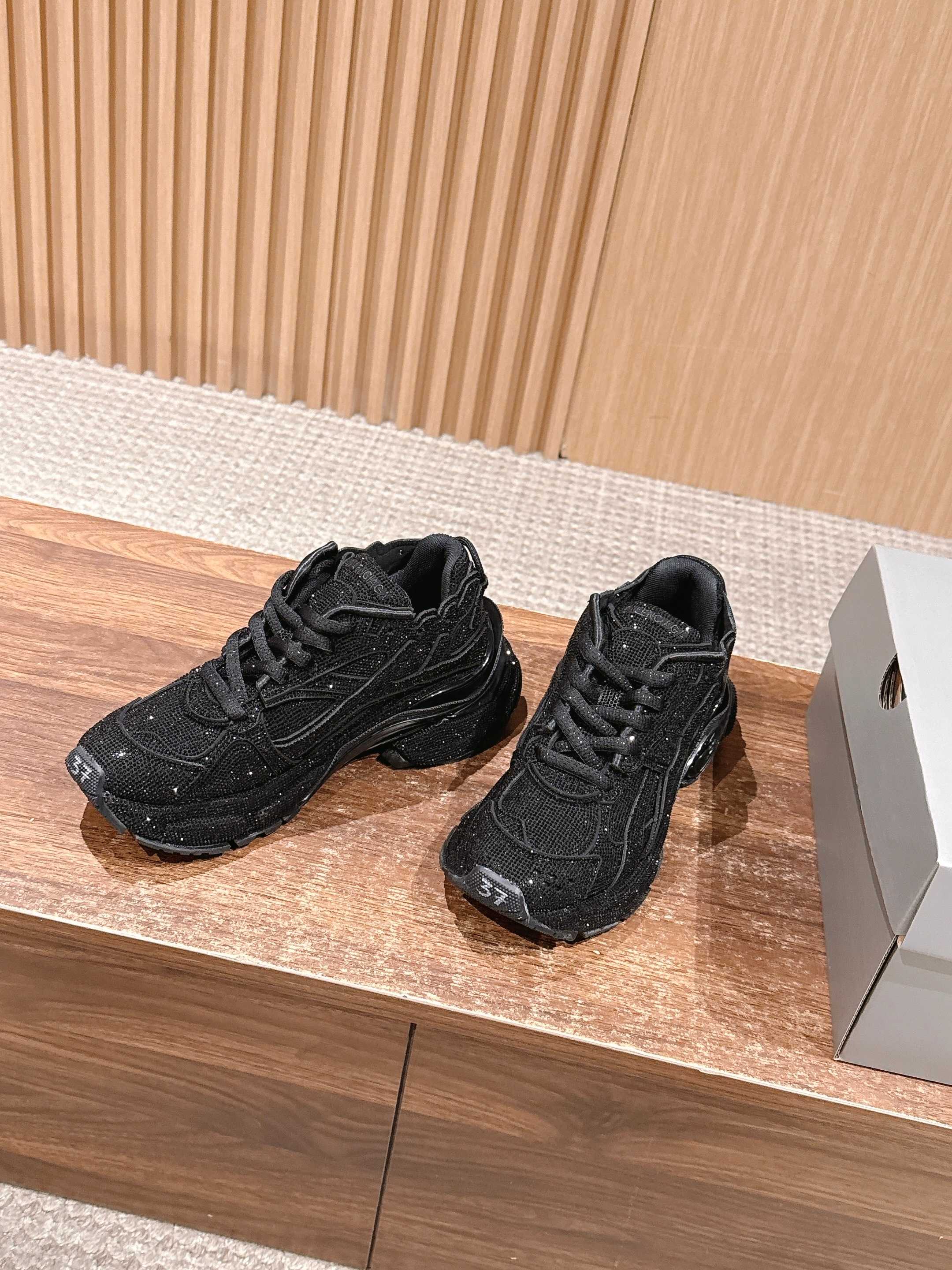 💰580 𝐁𝐚𝐥𝐞𝐧𝐜𝐢𝐚𝐠𝐚 𝐑𝐮𝐧𝐧𝐞𝐫# 巴黎世家2025早秋新鞋黑天鹅酷帅炸场💥

黑色鞋面点缀满水钻，华丽值直接拉满，在光线下闪闪发光，简直太耀眼啦！做旧的处理又为鞋子增添了一份独特的潮流感，华丽与个性并存。
厚底设计不仅增高，还带来了舒适的脚感，走路超稳~整体造型既适合搭配休闲运动装，展现活力，也能和酷帅的穿搭风格完美契合，让你轻松成为街头焦点。Size：35-45M