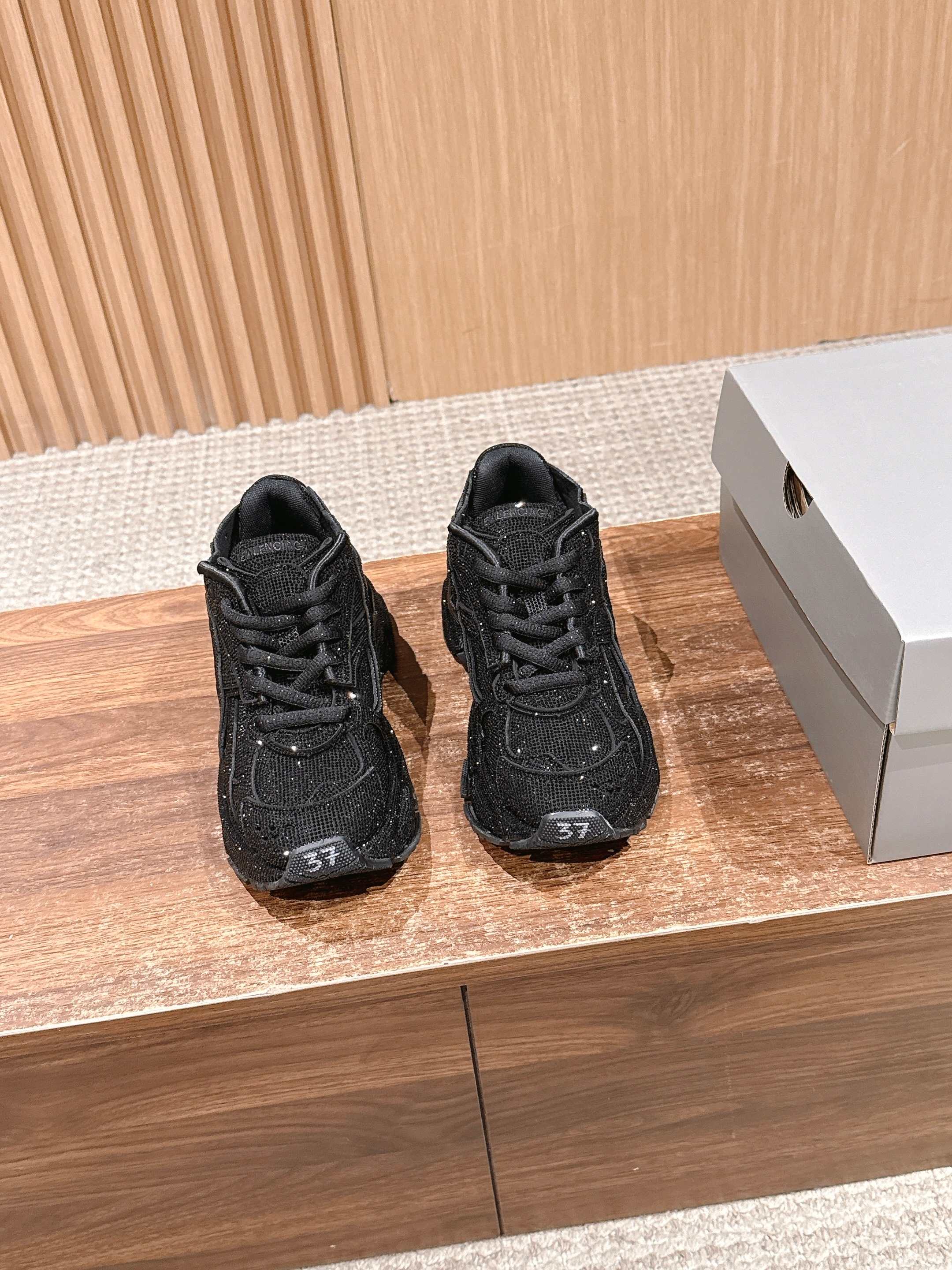 NO:625705,# Balenciaga’s 2025 early autumn new shoes, the Black Swan, are so cool and handsome. The black uppers are dotted with rhinestones, which are full of gorgeousness. They sparkle in the light and are so dazzling!  The distressed treatment adds a unique sense of trend to the shoes, which coexists gorgeousness and personality. The thick-soled design not only increases height, but also brings a comfortable foot feel and is super stable when walking ~ The overall shape is not only suitable for casual sportswear to show vitality, but also perfectly matches the cool and handsome style, allowing you to easily become the focus of the street. Size35-45M, casual shoes/sports shoes, balenciaga, sneakers19860909# 巴黎世家2025早秋新鞋黑天鹅酷帅炸场 黑色鞋面点缀满水钻,华丽值直接拉满,在光线下闪闪发光,简直太耀眼啦！做旧的处理又为鞋子增添了一份独特的潮流感,华丽与个性并存. 厚底设计不仅增高,还带来了舒适的脚感,走路超稳~整体造型既适合搭配休闲运动装,展现活力,也能和酷帅的穿搭风格完美契合,让你轻松成为街头焦点.Size35-45M,休闲鞋/运动鞋,balenciaga,sneakers,Women's Shoes