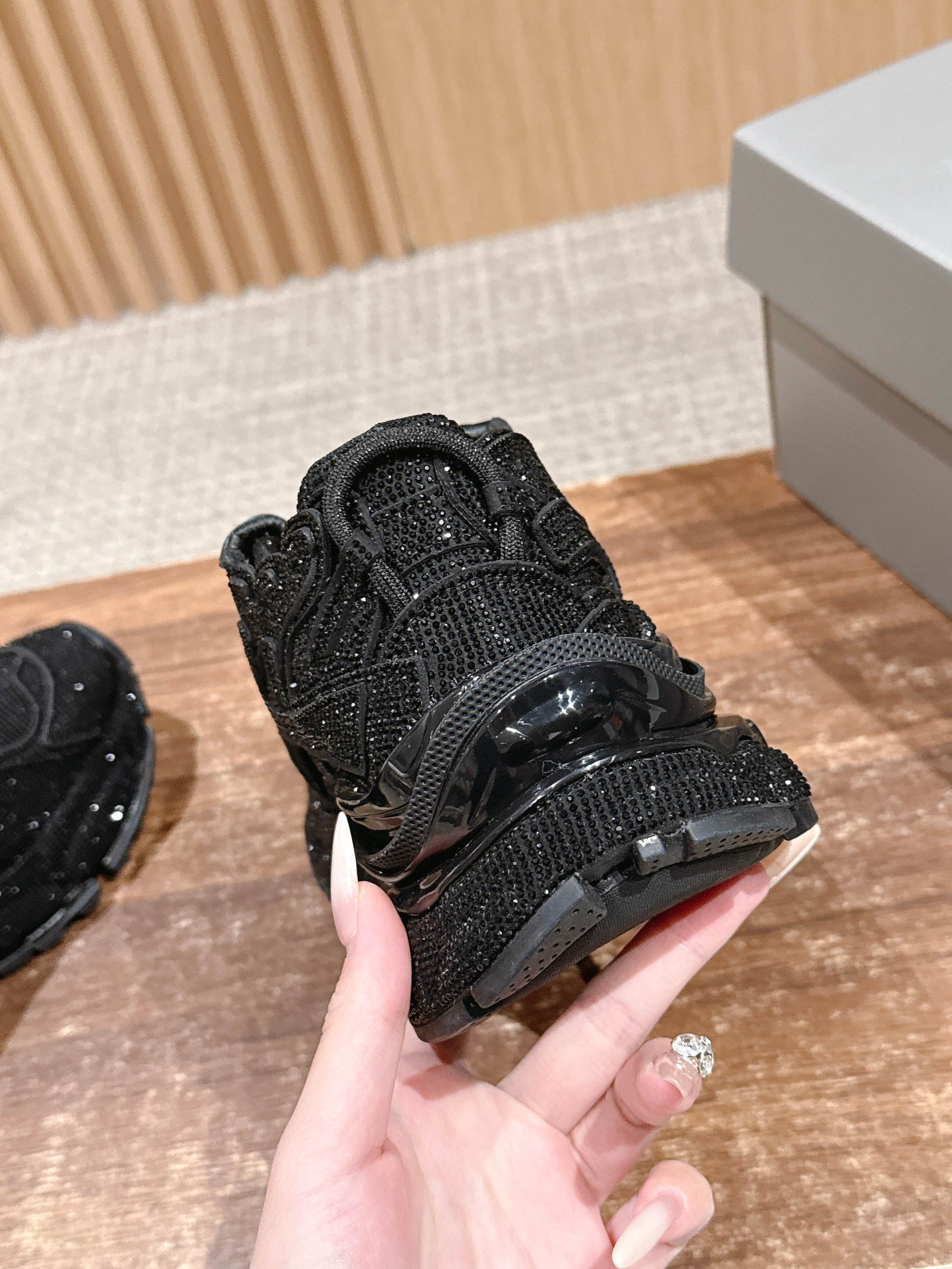 💰580 𝐁𝐚𝐥𝐞𝐧𝐜𝐢𝐚𝐠𝐚 𝐑𝐮𝐧𝐧𝐞𝐫# 巴黎世家2025早秋新鞋黑天鹅酷帅炸场💥

黑色鞋面点缀满水钻，华丽值直接拉满，在光线下闪闪发光，简直太耀眼啦！做旧的处理又为鞋子增添了一份独特的潮流感，华丽与个性并存。
厚底设计不仅增高，还带来了舒适的脚感，走路超稳~整体造型既适合搭配休闲运动装，展现活力，也能和酷帅的穿搭风格完美契合，让你轻松成为街头焦点。Size：35-45M