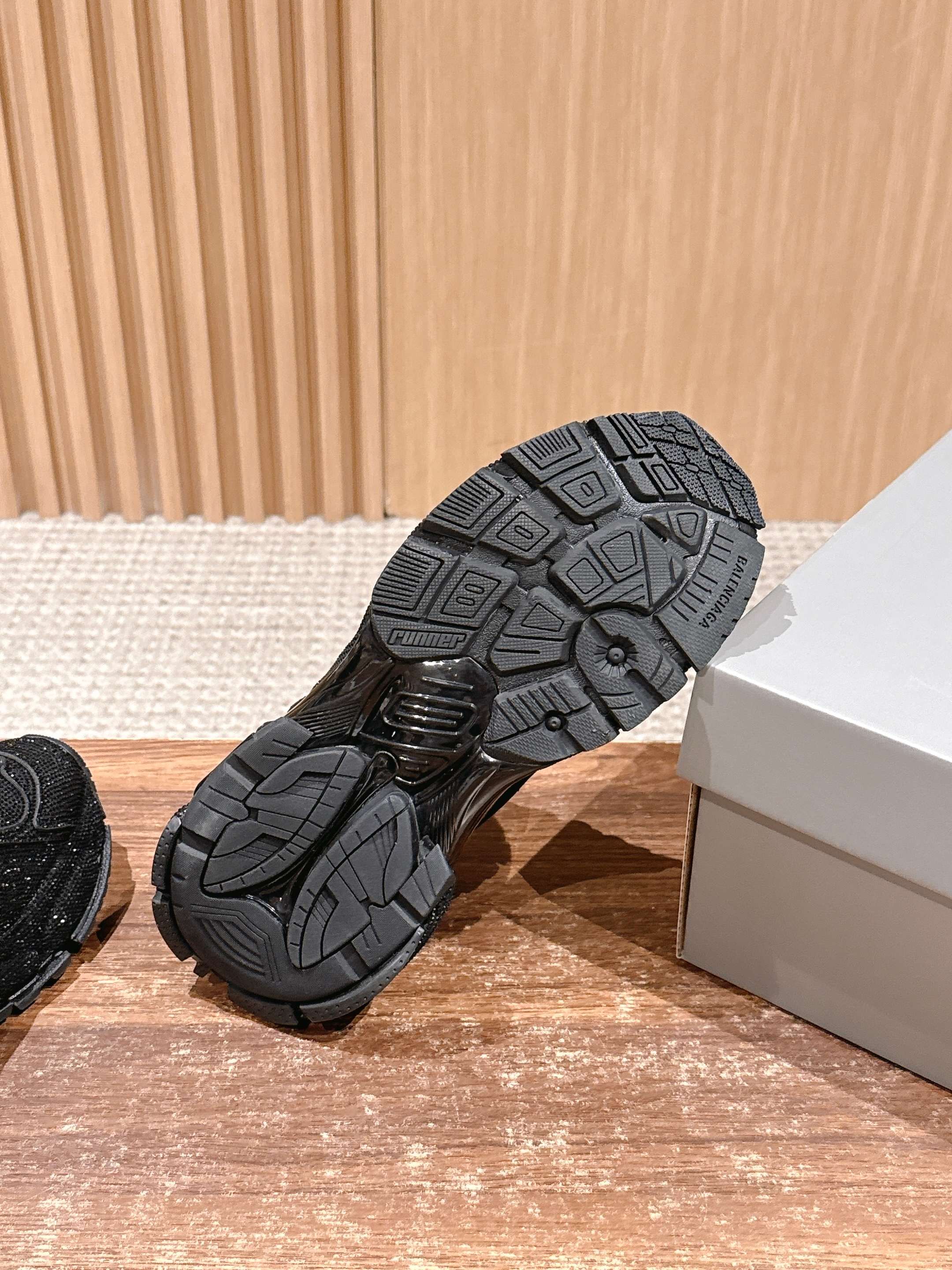 💰580 𝐁𝐚𝐥𝐞𝐧𝐜𝐢𝐚𝐠𝐚 𝐑𝐮𝐧𝐧𝐞𝐫# 巴黎世家2025早秋新鞋黑天鹅酷帅炸场💥

黑色鞋面点缀满水钻，华丽值直接拉满，在光线下闪闪发光，简直太耀眼啦！做旧的处理又为鞋子增添了一份独特的潮流感，华丽与个性并存。
厚底设计不仅增高，还带来了舒适的脚感，走路超稳~整体造型既适合搭配休闲运动装，展现活力，也能和酷帅的穿搭风格完美契合，让你轻松成为街头焦点。Size：35-45M