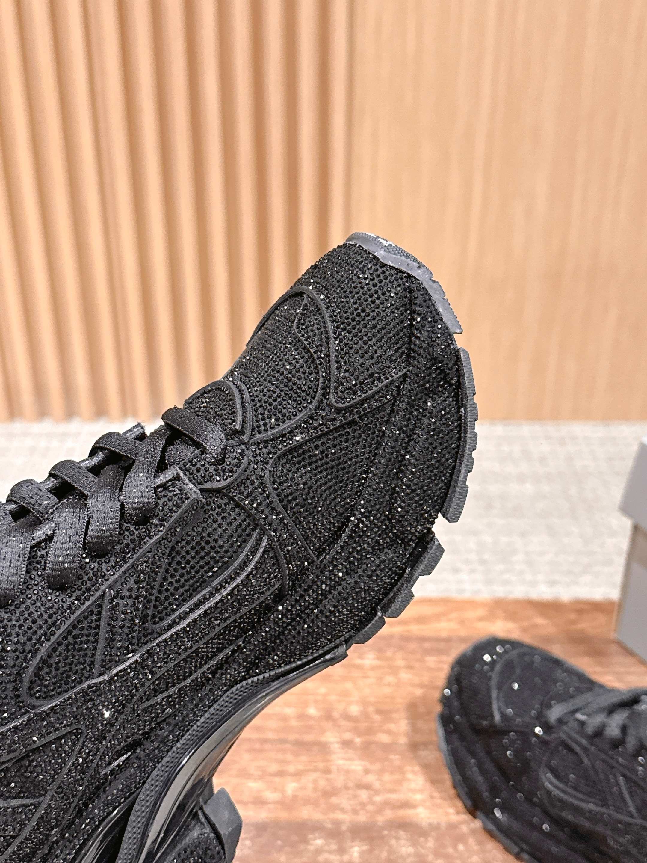 💰580 𝐁𝐚𝐥𝐞𝐧𝐜𝐢𝐚𝐠𝐚 𝐑𝐮𝐧𝐧𝐞𝐫# 巴黎世家2025早秋新鞋黑天鹅酷帅炸场💥

黑色鞋面点缀满水钻，华丽值直接拉满，在光线下闪闪发光，简直太耀眼啦！做旧的处理又为鞋子增添了一份独特的潮流感，华丽与个性并存。
厚底设计不仅增高，还带来了舒适的脚感，走路超稳~整体造型既适合搭配休闲运动装，展现活力，也能和酷帅的穿搭风格完美契合，让你轻松成为街头焦点。Size：35-45M