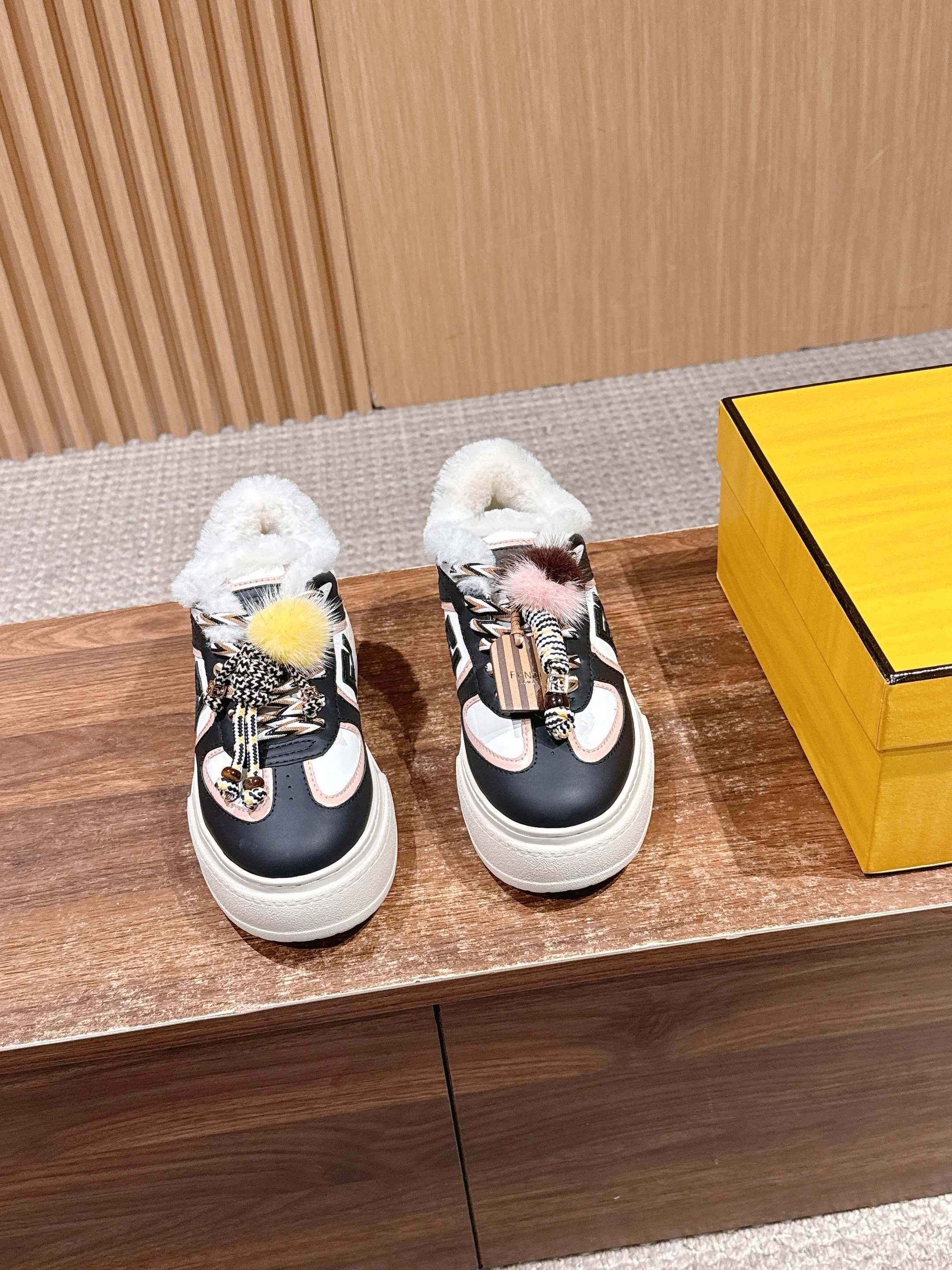 NO:628174,FENDI Match Platform Fendi's new thick-soled casual sneakers have similar shoe styles and add FF retro design. The upper is made of suede and leather splicing combination. Double raised Flogo on the side. Wool lining is super soft on the feet. It is lightweight and comfortable to match with a sweater. It has a youthful feel. Size: #35-40 (40 orders are not returned or exchanged), casual shoes/sports shoes, fendi, fendi, tom  ford,sneakers,hoodie,sweatshirts,chamois leather19860909FENDI Match Platform 芬迪新款厚底休闲运动鞋 鞋型差不多 添加了FF复古的设计 鞋面采用麂皮和皮革拼接组合 侧面凸起的双Flogo.羊毛内里 上脚超级柔软 轻便 舒适搭配卫衣 少年感满满 Size:#35-40（40订做不退换）,休闲鞋/运动鞋,fendi,fendi,tom ford,sneakers,hoodie,sweatshirts,chamois leather,Women's Shoes