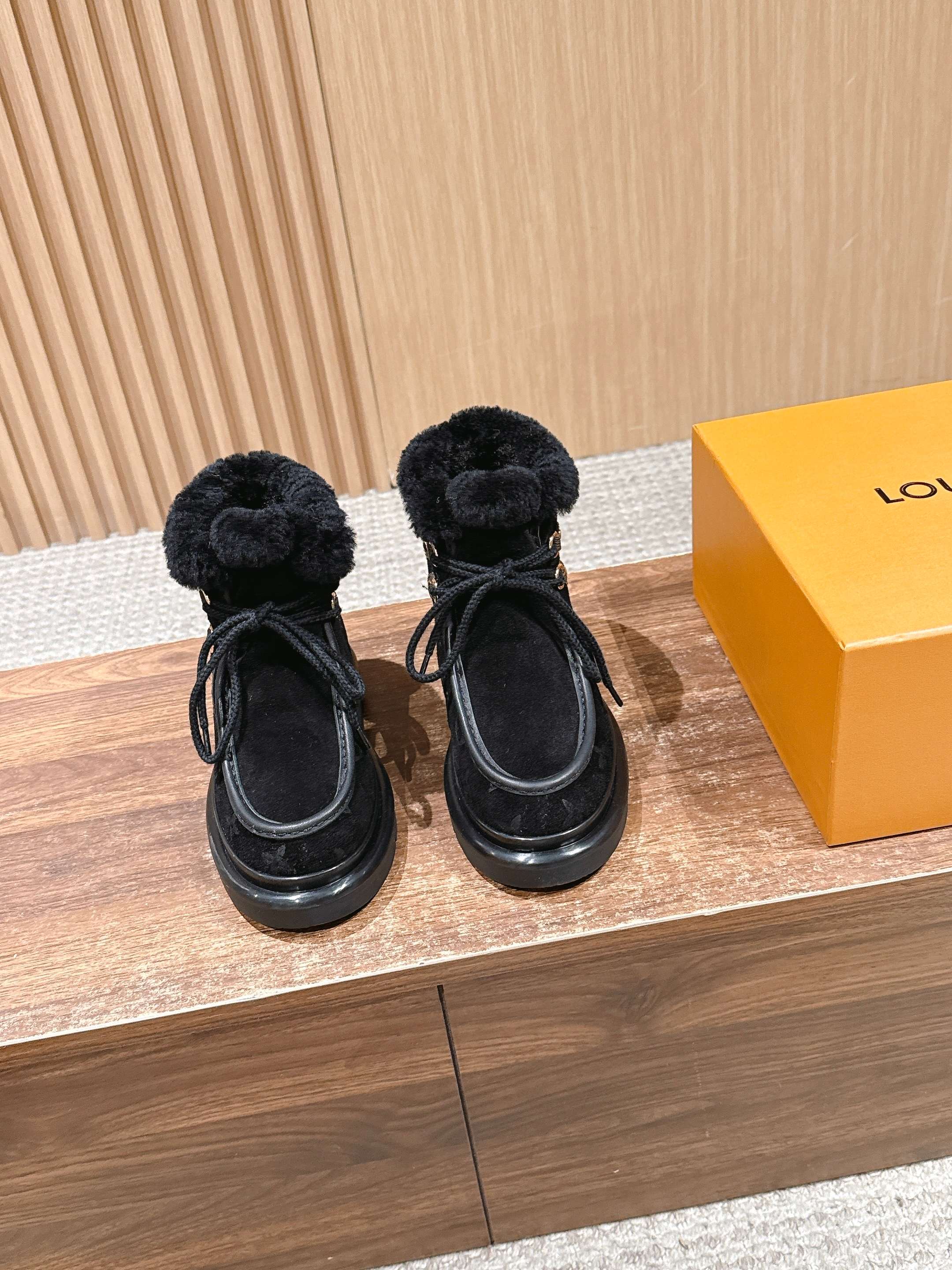 NO:628182,#This Cortina ankle boot from the LVSki collection combines a suede calfskin upper with a comfortable shearling lining. The Monogram patterned upper and leather laces embellished with the LV Circe logo create exquisite details. It is equipped with a non-slip rubber outsole, which can be seamlessly switched between winter holidays and urban life. Shearling lining rubber outsole, sole lugs decorated with Monogram flowers  Size35-39 (40/41 customization is non-refundable), snow boots, louis vuitton, boots, cowhide19860909#本款Cortina及踝靴出自 LVSki系列,将绒面牛皮革鞋面与舒适羊毛皮内衬融于一体. Monogram 图案鞋面与点缀 LV Circe 标识的皮革鞋带构筑考究细节.搭配防滑橡胶外底,可于冬日假期与都市生活间无缝切换.羊毛皮内衬 橡胶外底,鞋底凸纹饰有 Monogram 花卉 Size35-39（40/41定制不退换）,雪地靴,louis vuitton,boots,cowhide,Women's Shoes