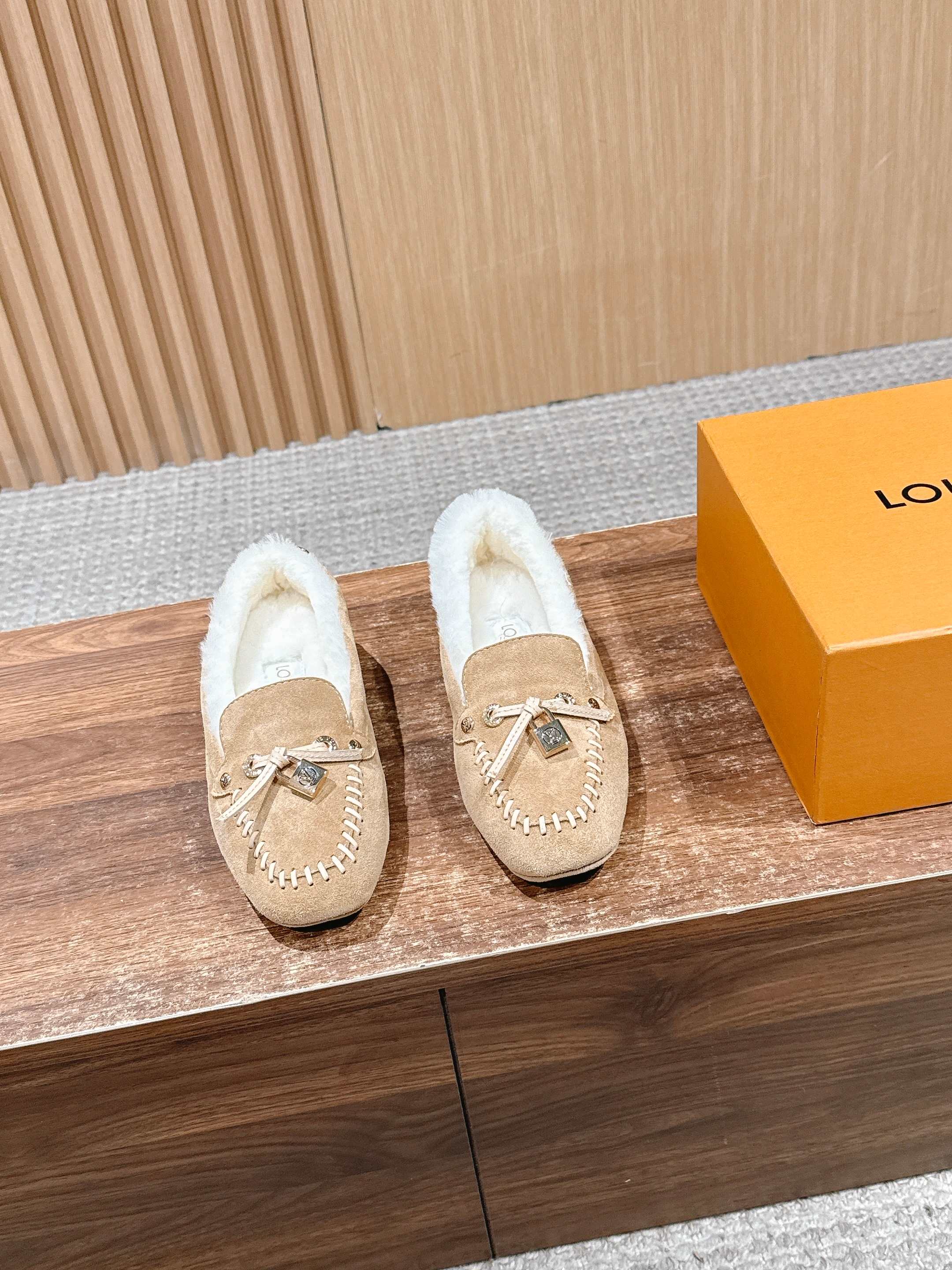 NO:628160,#This Cortina beanie shoe from the LVSki series combines a suede calfskin upper with a comfortable shearling lining. The Monogram patterned upper and leather laces embellished with the LV Circe logo create exquisite details. It is equipped with a non-slip rubber outsole, which can be seamlessly switched between winter holidays and urban life. Shearling lining rubber outsole, sole embossed with Monogram flowers  Size35-39 (40/41 customization is not returnable), loafers, louis vuitton, loafers, cowhide19860909#本款Cortina豆豆鞋出自 LVSki系列,将绒面牛皮革鞋面与舒适羊毛皮内衬融于一体. Monogram 图案鞋面与点缀 LV Circe 标识的皮革鞋带构筑考究细节.搭配防滑橡胶外底,可于冬日假期与都市生活间无缝切换.羊毛皮内衬 橡胶外底,鞋底凸纹饰有 Monogram 花卉 Size35-39（40/41定制不退换）,乐福鞋,louis vuitton,loafers,cowhide,Women's Shoes