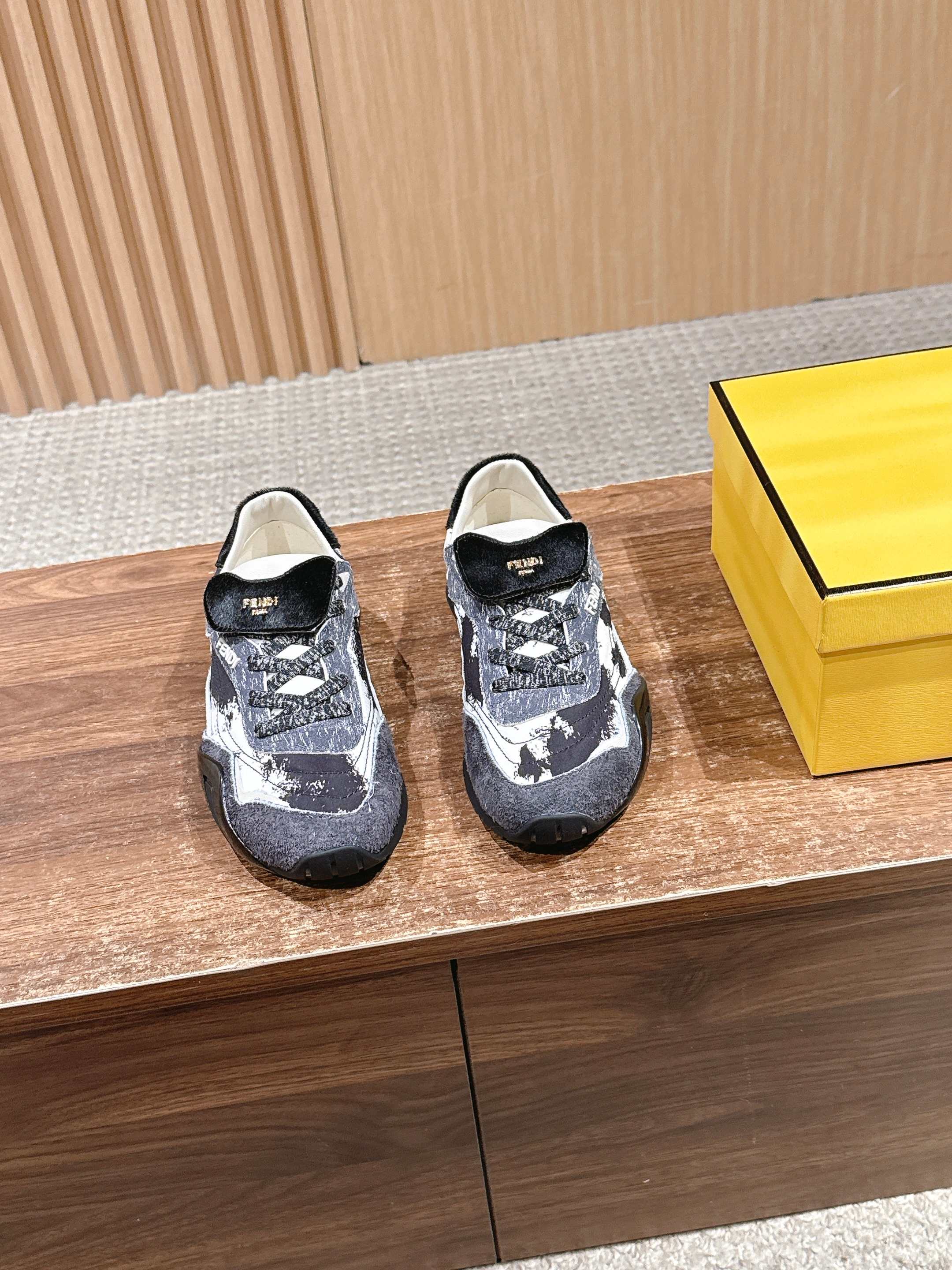 NO:630550,Fendi's new retro-style flat-soled sports and casual shoes are made of cow suede + leather stitching on the upper, with old texture, high-end and unique texture; the tongue has the FENDI logo, and the brand recognition is hidden in the details. The round toe + Velcro buckle are easy to put on and take off and adapt to different foot types;  The shoe shape is loose, tolerant of wide feet/fat feet, and at the same time visually makes the feet small; the color is low-saturated retro color, with a relaxed 'old money style' tone. The sole is a lightweight rubber sole, which is soft and elastic and does not tire the feet, suitable for daily commuting or shopping; the style is compatible with retro, casual, light and mature style, and it goes well with jeans, suit pants, and dresses. The upper is cowhide, the inner sheepskin outsole is the original molded outsole, and the height is increased by 3cm  Size35-39 (40 customized, non-returnable), casual shoes/sports shoes, fendi, fendi, sneakers, skirts, jeans, business suit, cowhide, sheepskin19860909芬迪新款复古风平底运动休闲鞋 鞋面是牛反绒+皮革拼接,自带做旧纹理,质感高级还显独特；鞋舌有FENDI标识,细节处藏着品牌辨识度.圆头+魔术贴搭扣,穿脱方便且适配不同脚型； 鞋型偏宽松,对脚宽/脚胖包容度高,同时视觉显脚小；配色是低饱和复古色系,自带松弛的“老钱风”调性.鞋底是轻质橡胶底,软弹不累脚,日常通勤或者逛街都适配；风格兼容复古、休闲、轻熟风,搭牛仔裤、西装裤、连衣裙都不违和. 鞋面牛皮 内里羊皮 大底原版开模大底 增高3cm Size35-39码（40定制不退换）,休闲鞋/运动鞋,fendi,fendi,sneakers,skirts,jeans,business suit,cowhide,sheepskin,Women's Shoes