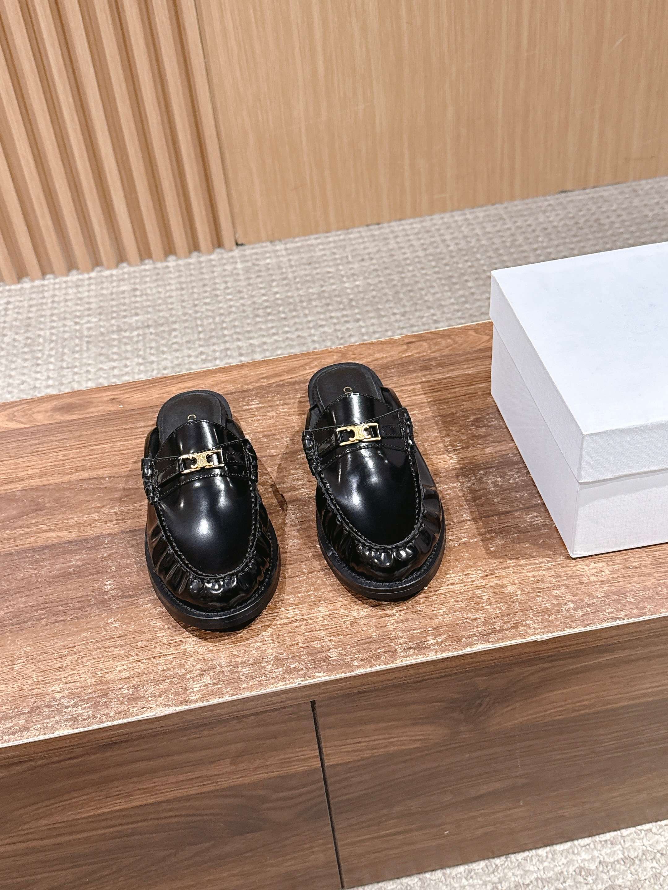 NO:630542,CELINE classic mules Mary Jane loafers, the upper is equipped with Arc de Triomphe hardware buckle design, which is very brand-recognizable. It is made of open-edge beaded patent leather. The inner padding is goatskin. It is very comfortable on the feet. It has a combination of leather outsole and 5cm heel height. Size35-41 (40/41 customization is non-refundable). Leather shoes, celine, loafers, mary jane, cowhide, sheepskin19860909CELINE 思琳经典穆勒鞋玛丽珍乐福鞋,鞋面搭配凯旋门五金扣设计极具品牌辨识度,开边珠漆皮牛皮材质,内里垫脚山羊皮,上脚非常舒适,组合大底真皮沿条,跟高5cm Size35-41（40/41定制不退换）,皮鞋,celine,loafers,mary jane,cowhide,sheepskin,Women's Shoes