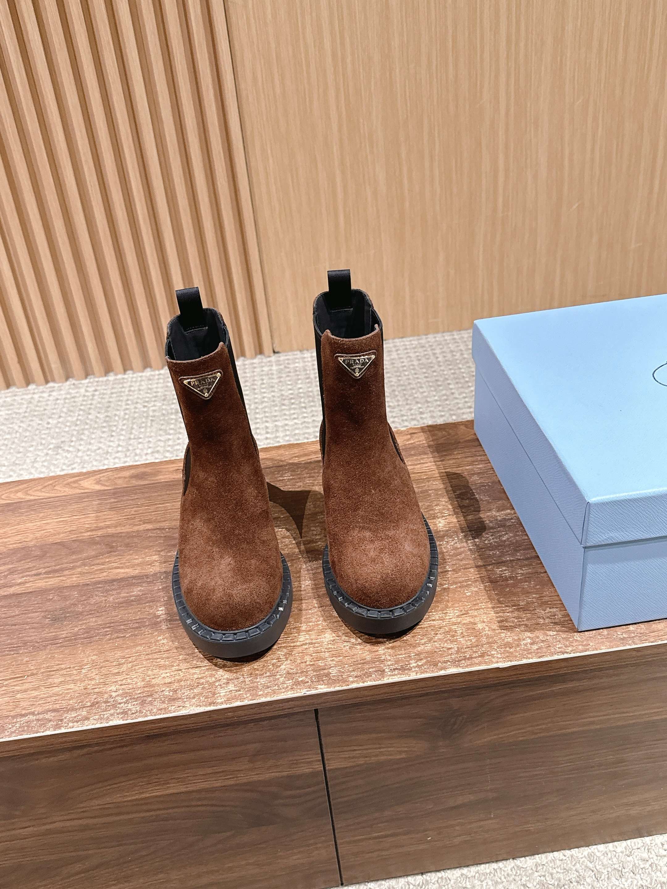 NO:630539,Prada's classic triangle logo cigarette boots and Chelsea nude boots. In the past two years, the triangle logo series products have become popular in the entire shoe industry. These shoes are really attractive. The more you look at them, the more you like them!  The design of this Prada model is different from the previous style. The Chelsea design of retro military boots is super cool!  Suede material, cowhide lining, original TPU outsole Size 35-39 (40/41 customized, non-returnable), boots, prada, boots, cowhide, chamois leather19860909普拉达经典款三角标烟管靴 切尔西裸靴 这两年三角标系列产品可谓是风靡整个鞋圈 这款鞋真的是很耐看越看越喜欢！ 普拉达这款的设计跟以往的风格并不一样 复古军靴的切尔西的设计感 超酷！ 麂皮材质 牛皮里 原版TPU大底 Size35-39（40/41定做不退换）,靴子,prada,boots,cowhide,chamois leather,Women's Shoes