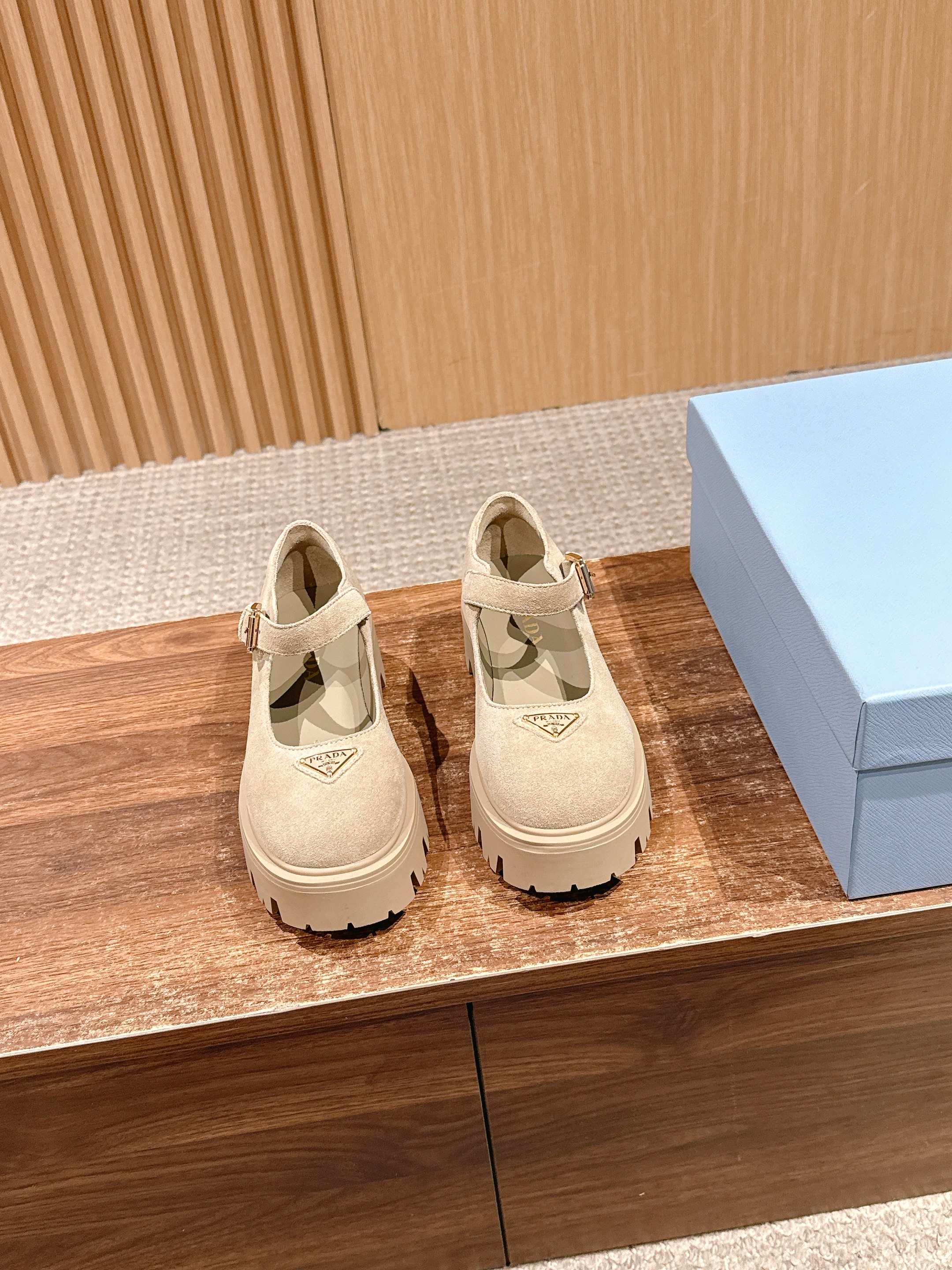 NO:630536,Prada's new thick-soled Mary Jane shoes are retro, fashionable and avant-garde gear-toothed thick-soled soles paired with cowhide uppers, making the entire pair light and comfortable. The bright colors provide a variety of choices for fashionable people with different styles!  The iconic logo print is matched with the shape of ancient beach sandals. Every design element is fashionable!  Make the whole pair of shoes light and comfortable, and the bright colors provide a variety of choices for fashionable people with different styles!  Cowhide/cow suede material, sheepskin lining, original molded outsole Size35-41 (40 41 customization is not returnable), Mary Jane, prada, sandals, mary jane, cowhide, sheepskin19860909普拉达新款厚底玛丽珍单鞋 复古时髦前卫的轮齿厚底鞋底搭配牛皮鞋面让整双鞋轻便舒适 鲜艳色彩 满足不同风格时髦人士的多种选择！标志性logo印花搭配古沙滩凉鞋造型 每一个设计元素都踩在时髦点上！让整双鞋轻便舒适 鲜艳色彩 满足不同风格时髦人士的多种选择！牛皮/牛反绒材质 羊皮内里 原版开模大底 Size35-41（40 41定制不退换）,玛丽珍,prada,sandals,mary jane,cowhide,sheepskin,Women's Shoes