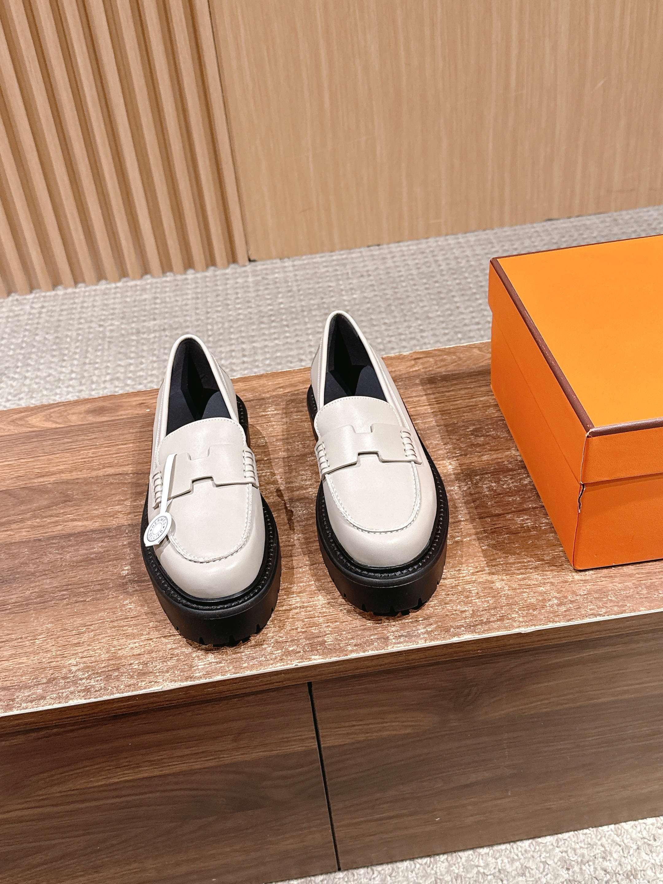 NO:630530,# Hermès new calfskin loafers, specific Italian A-grade calfskin, not only has a high-grade leather feel, but also has a soft and smooth texture, and strong tensile strength. Cowhide lining High-density genuine leather outsole imported from Italy Size36-37-38-39 (40/41 can be customized and non-returnable), loafers, hermes, loafers, cowhide, Leather soles19860909# 爱马仕新款小牛皮乐福鞋,特定意大利A级小牛皮 ,不仅皮感高级且质地柔软细滑,耐拉力强 牛皮内里 意大利进口高密度真皮大底 Size36-37-38-39（40/41可定不退换）,乐福鞋,hermes,loafers,cowhide,Leather soles,Women's Shoes