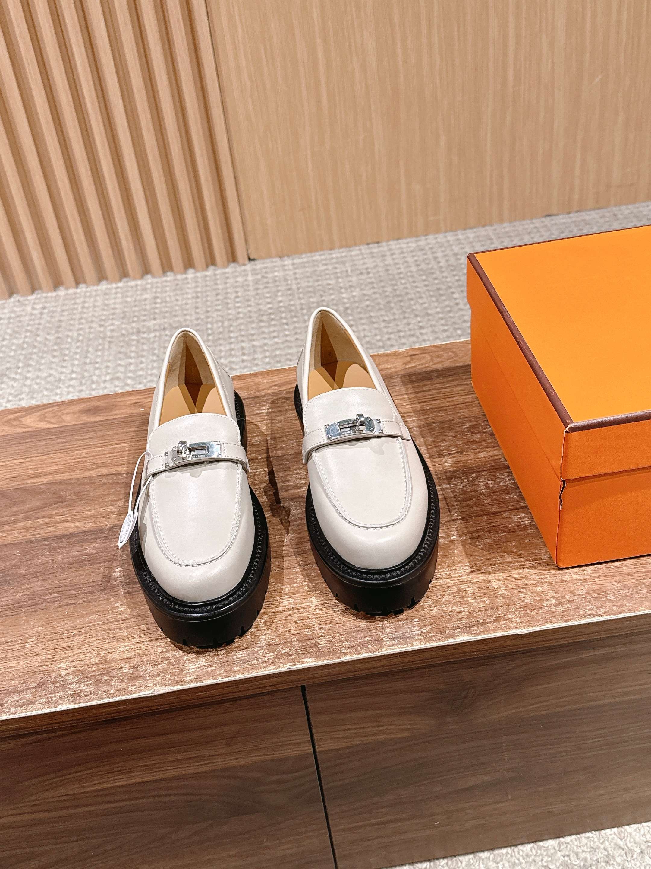 NO:630527,# Hermès' new calfskin loafers, paired with the classic palladium-plated oversized Kelly shoe buckle, create an avant-garde look. Specific Italian grade A calfskin, not only has a high-grade leather feel, but also has a soft and smooth texture, with strong tensile strength. Cowhide lining, exclusive molded hardware, high-density stainless steel buckle, anti-oxidation, heavy texture, high brightness. High-density leather outsole imported from Italy  Size36-37-38-39 (40/41 can be ordered and not returned), loafers, hermes, loafers, cowhide, Leather soles19860909# 爱马仕新款小牛皮乐福鞋,搭配经典镀钯超大Kelly鞋扣,打造前卫造型. 特定意大利A级小牛皮 ,不仅皮感高级且质地柔软细滑,耐拉力强 牛皮内里 独家开模五金,高密度不锈钢扣,具有防氧化性,质感重,光亮度高 意大利进口高密度真皮大底 Size36-37-38-39（40/41可定不退换）,乐福鞋,hermes,loafers,cowhide,Leather soles,Women's Shoes