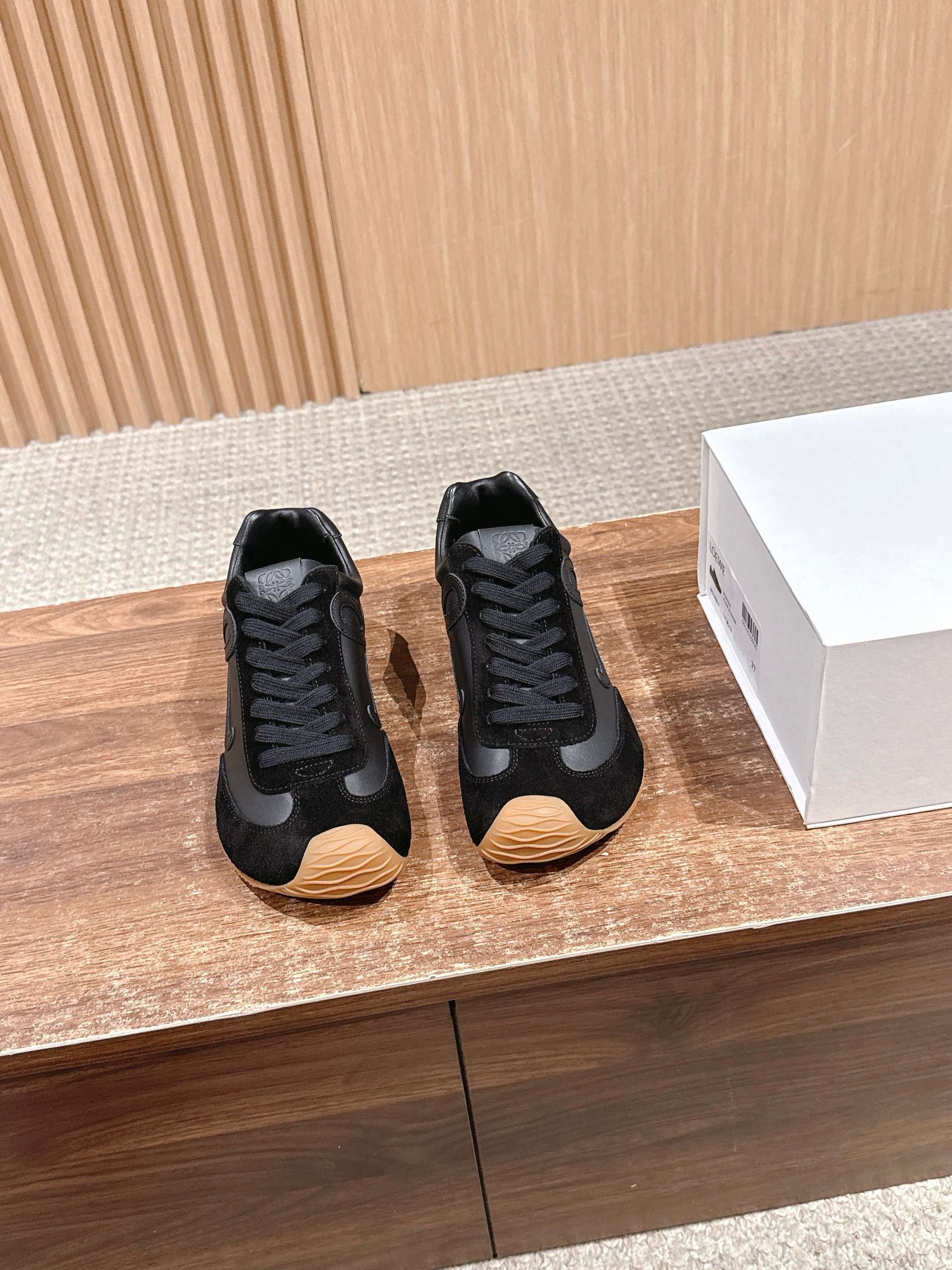 NO:630544,#罗伊伟’s new big-toe sports shoes, Ballet Runner 2.0 ballet Forrest shoes, have a more interesting toe design and a novel heel design that is soft and comfortable. This Forrest Gump shoe will be rated as the most comfortable Heelys shoe of the year, making it as easy as walking on the ground!  It is recommended to choose the correct size for sports shoes. The shoes are simple and neat low-top shoes with the initials of the brand logo on the side. The most important point is that you will fall in love with these shoes and you will never choose other sports styles. Material introduction: The upper is made of imported cowhide + calfskin + windbreaker cloth (it tests the stitching skills), and the original custom-made abrasive outsole!  Completely packaged, comfortable, simple and versatile Forrest Gump shoes, the design is inspired by ballet shoes and the shoe style of the 1970s, a little retro!  !  Original box packaging!  Size35-45M,casual shoes/sports shoes,loewe,sneakers,cowhide19860909#罗意威新款大头运动鞋Ballet Runner2.0芭蕾阿甘鞋,鞋头的设计更有趣味性,脚后跟设计新颖 柔软舒适,这款阿甘鞋会被评为年度最舒适的暴走鞋 ,如履平地 ！运动鞋建议正码  鞋子呈简约利落的低帮鞋型,侧面有品牌Logo的首字母,最重要的一点 ,穿上这款鞋就一定会爱上,而且再也无心选备其他运动风了. 材质介绍 : 鞋面由进口牛绒+小牛皮+风衣布 拼接而成 (很考验针车走线的技术哟) ,原版定制磨具大底！ 配齐包装  舒适 简约 百搭 暴走阿甘鞋 ,设计灵感来源于芭蕾舞鞋和20世纪70年代的鞋履风格,有些小复古 ！！原盒包装！Size35-45M,休闲鞋/运动鞋,loewe,sneakers,cowhide,Women's Shoes