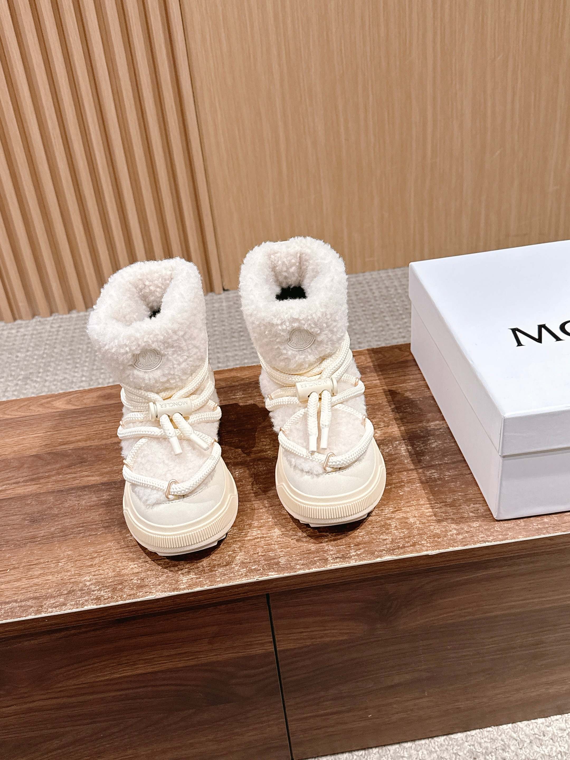 NO:630541,Moncler's new autumn and winter adjustable elastic buckle plush short boots snow boots are made of lamb wool + suede leather splicing. The main body of the shoe is made of soft lamb wool. The toe/side of the shoe is matched with suede leather. The inside is also fully plush lining, which not only ensures warmth in winter, but also enhances the layering through material splicing.  Paired with an off-white distressed rubber thick sole, the shoe shape is a rounded 'bread boot' silhouette, which not only shows slender legs but also has a lazy retro feel. At the same time, the soles are light and non-slip. The upper is environmentally friendly hair transplantation. The lining is environmentally friendly hair transplantation. The outsole is an original molded outsole. Increased by 4cm. Size 35-41 (40 yards/41 customization is not returnable). Snow boots, Moncler, boots19860909Moncler 蒙口秋冬新款可调节松紧扣毛绒短靴雪地靴 采用羊羔毛+绒面皮革拼接,鞋身主体是柔软的羊羔毛材质,鞋头/鞋侧搭配绒面皮革,内里也是全毛绒衬里,既保证冬季保暖性,又通过材质拼接提升层次感. 搭配米白色做旧橡胶厚底,鞋型是圆润的“面包靴”廓形,既显腿细又自带慵懒复古感,同时鞋底轻便且防滑. 鞋面环保植毛 内里环保植毛 大底原版开模大底 增高4cm size35-41码（40码/41定制不退换）,雪地靴,Moncler,boots,Women's Shoes