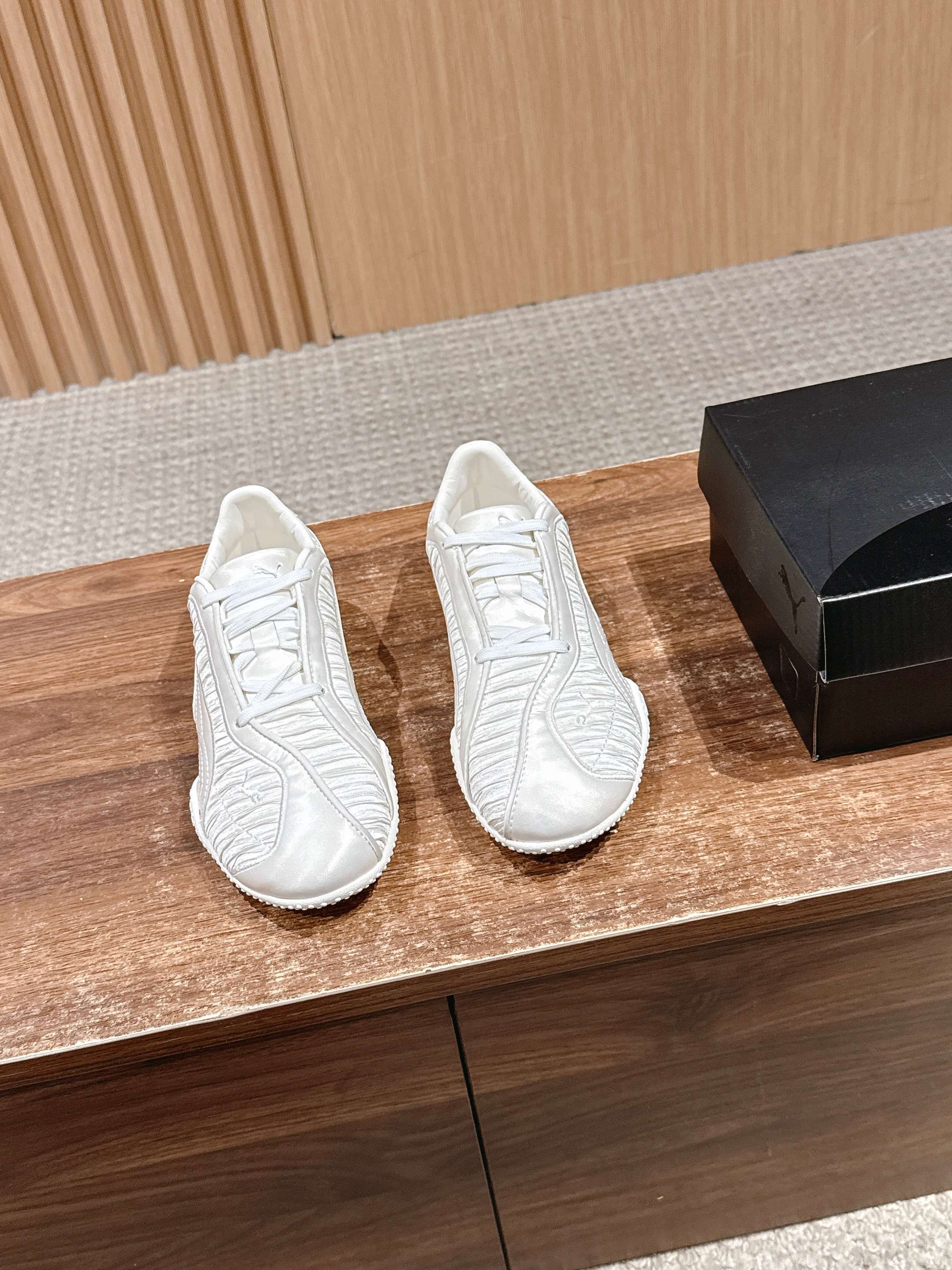 NO:630529,PUMA's retro pleated design sports-style casual shoes take the design route of retro football shoes, combining classic sports shoe styles with modern textures. They have a retro trend and can be worn for daily wear. The upper is made of textured embossed material, with bright splicing, which is visually layered and has a high-quality texture; the black and white colors are simple and versatile.  Low-top + streamlined shoe body, the shoe shape is pedicure-oriented, retaining the comfort of sports shoes without looking bulky, and is suitable for daily wear with casual wear and light sports style. The flat sole + soft sole makes walking comfortable; the shoe body is light, taking into account the functionality of sports shoes and the casual sex of casual shoes. The upper is imported pearl calfskin/original fabric, the inner mesh is lined, the outsole is rubber, and the height is increased by 2cm  SIZE35-40 (customized sizes 40 are non-refundable), casual shoes/sports shoes, sneakers, cowhide19860909PUMA 彪马复古褶皱设计运动风休闲鞋 走复古足球鞋的设计路线,将经典运动鞋型与现代质感结合,既有复古潮流感,又能兼顾日常穿搭.鞋面采用纹理压纹材质,搭配亮面拼接,视觉上有层次且质感高级；黑白双色都是简约百搭款. 低帮+流线型鞋身,鞋型偏修脚,既保留了运动款的舒适感,又不会显得笨重,日常搭配休闲装、轻运动风都合适.平底+柔软鞋底,走路脚感舒适；鞋身轻便,兼顾了运动鞋的功能性和休闲鞋的随性感. 鞋面进口珍珠小牛皮/原版布 内里网里 大底橡胶大底 增高2cm SIZE35-40码（40码定制不退换）,休闲鞋/运动鞋,sneakers,cowhide,Women's Shoes