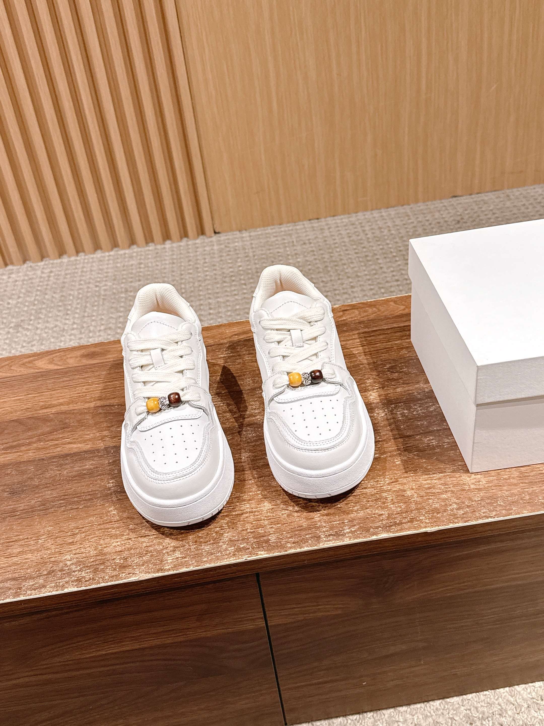 NO:630538,[Made in Guangzhou] The Row thick-soled lace-up sneakers are known as the most comfortable sports classics. The new The Row sneakers, I fell in love with them when I first saw them. They have a retro flavor and look great with any combination!  All the major internet celebrity bloggers are wearing it. The whole shoe is very soft and easy to wear without rubbing your feet. It is simple and versatile~  Continuing the consistent minimalist style, the lining-free structure makes the shoe body extremely light and close to the skin. The whole pair of shoes looks simple but the craftsmanship is difficult. It adopts splicing production technology and is made by master craftsmen. It is made of super waste materials. It is comfortable and soft to wear on the bare feet and is close to the skin. Don’t worry about the foot feel at all. It is necessary to wear it well. It has an on-foot experience without wearing it. It is a style that you don’t want to take off when you put it on. If you have high requirements for foot feel, close your eyes and enter it!  Original custom-made suede upper, imported sheepskin suede lining, original abrasive outsole, size 35-41 (40/41 non-returnable), casual shoes/sports shoes, sneakers, sheepskin, chamois leather19860909【莞产】The Row 厚底系带运动鞋鞋号称最舒适的运动经典款 新款The Row运动鞋,第一眼看到这个鞋子就爱上了,带点复古味随意搭配都好看！各大网红博主都在穿它,整个鞋子非常柔软,好穿不磨脚.简约百搭款~ 延续了一贯极简风格,无内衬结构使得鞋身极其轻便贴肤,整双鞋子看似简单其实工艺很难,采用拼接制作工艺,老师傅制作,超级废料,上脚裸穿舒适柔软亲肤,脚感方面完全不可担心,好穿是必须的,穿若无穿的上脚体验,穿上就不想脱的款,对脚感要求高的闭眼入它！ 鞋面原版定制绒面麂皮 内里进口羊皮lu麂皮绒, 大底原厂磨具大底 尺码35-41（40/41不退换）,休闲鞋/运动鞋,sneakers,sheepskin,chamois leather,Women's Shoes