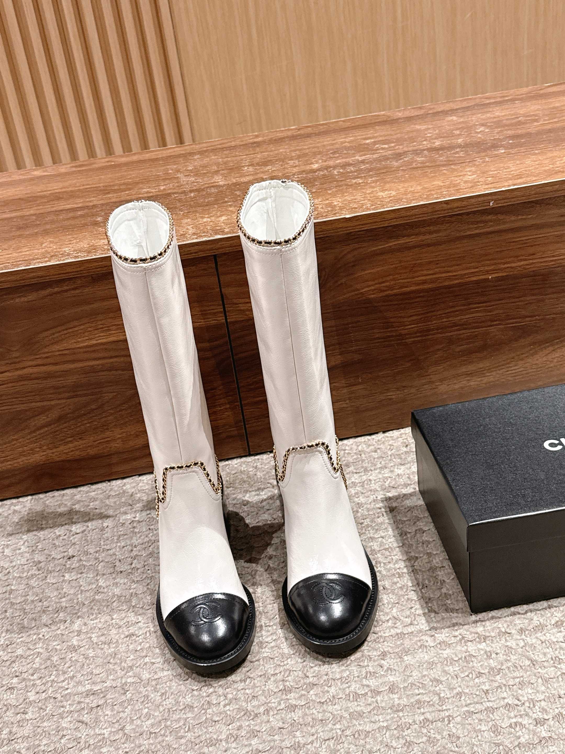 NO:630526,/ The most beautiful pair of Chanel in autumn and winter. Classic chain rims, exquisite and beautiful. The waxed calfskin material shows a fashionable and noble texture. Genuine leather outsole in sheepskin. Size35-42 (40/41/42 customization is not returnable), boots, chanel, boots, cowhide, sheepskin, Leather soles19860909/ 香奈儿秋冬季最美的一双了 经典链条衍边,精致好看呐 油腊小牛皮材质彰显时髦又贵气的质感 羊皮里 真皮大底 Size35-42（40/41/42定制不退换）,靴子,chanel,boots,cowhide,sheepskin,Leather soles,Women's Shoes