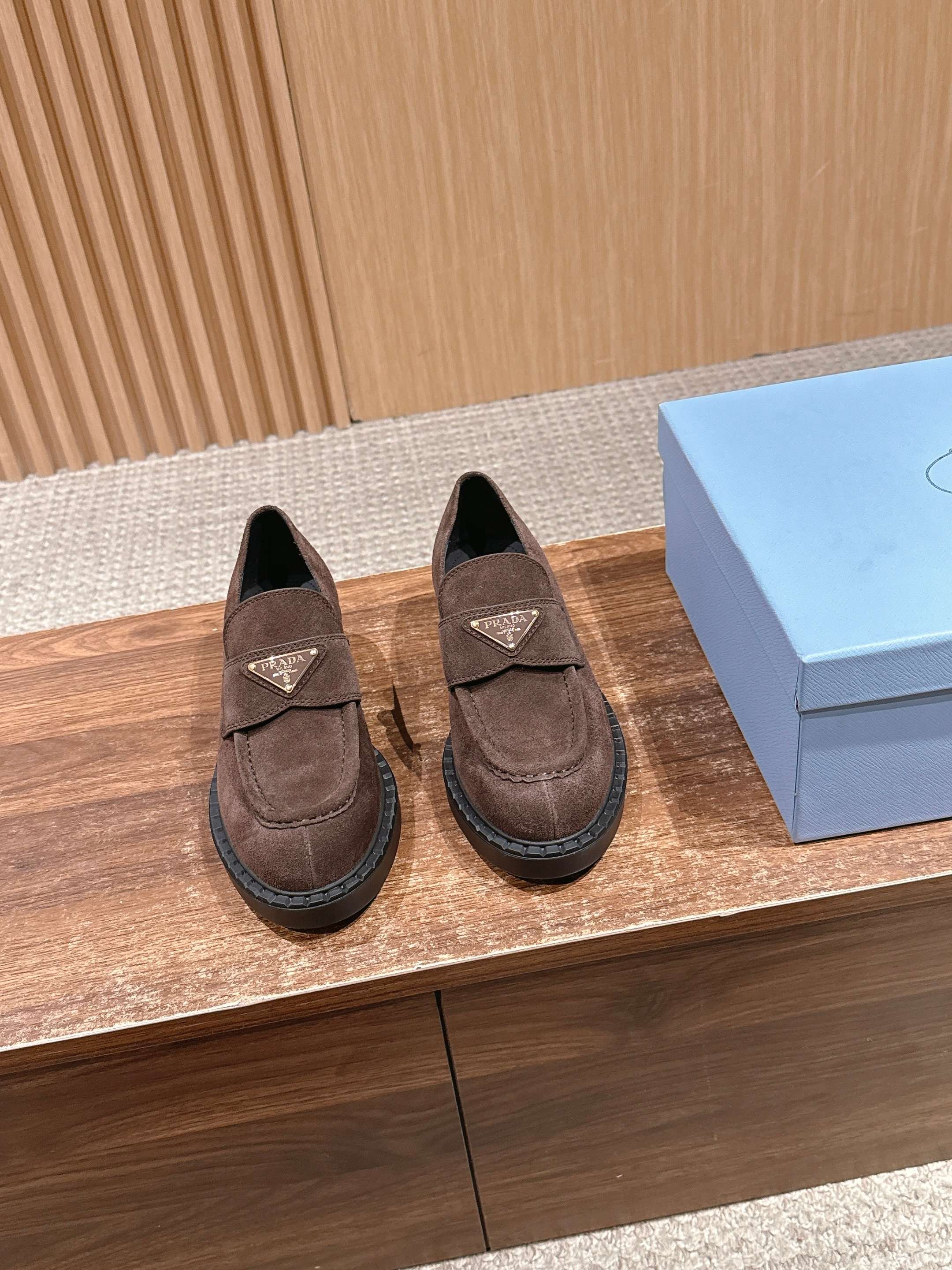 NO:630552,#Pradamailardsenior new slip-on loafers are really a classic luxury trend style, interpreting the urban elite. The design highlights functionality and technology. The novel embossed rubber triangle logo shows the brand's iconic elements. The rare non-slip flat bottom is a new style that is very comfortable this year! Customized imported suede upper, cowhide lining, custom cowhide foot pads. Outsole molded rubber sole Size#35-41 (40  41 Custom-made (non-refundable), loafers, prada, loafers, cowhide, chamois leather19860909#普拉达美拉德高级感 新款一脚蹬乐福鞋 真的是经典顶奢潮流风范,演绎都市精英 设计彰显功能性与科技感新颖压花橡胶三角形徽标 展现品牌标志性元素难得的防滑平底是今年舒适度非常奈斯的一个新款! 鞋面定制进口麂皮 内里牛皮 垫脚定制牛皮 大底模具成型橡胶底 Size#35-41（40 41订做不退换）,乐福鞋,prada,loafers,cowhide,chamois leather,Women's Shoes