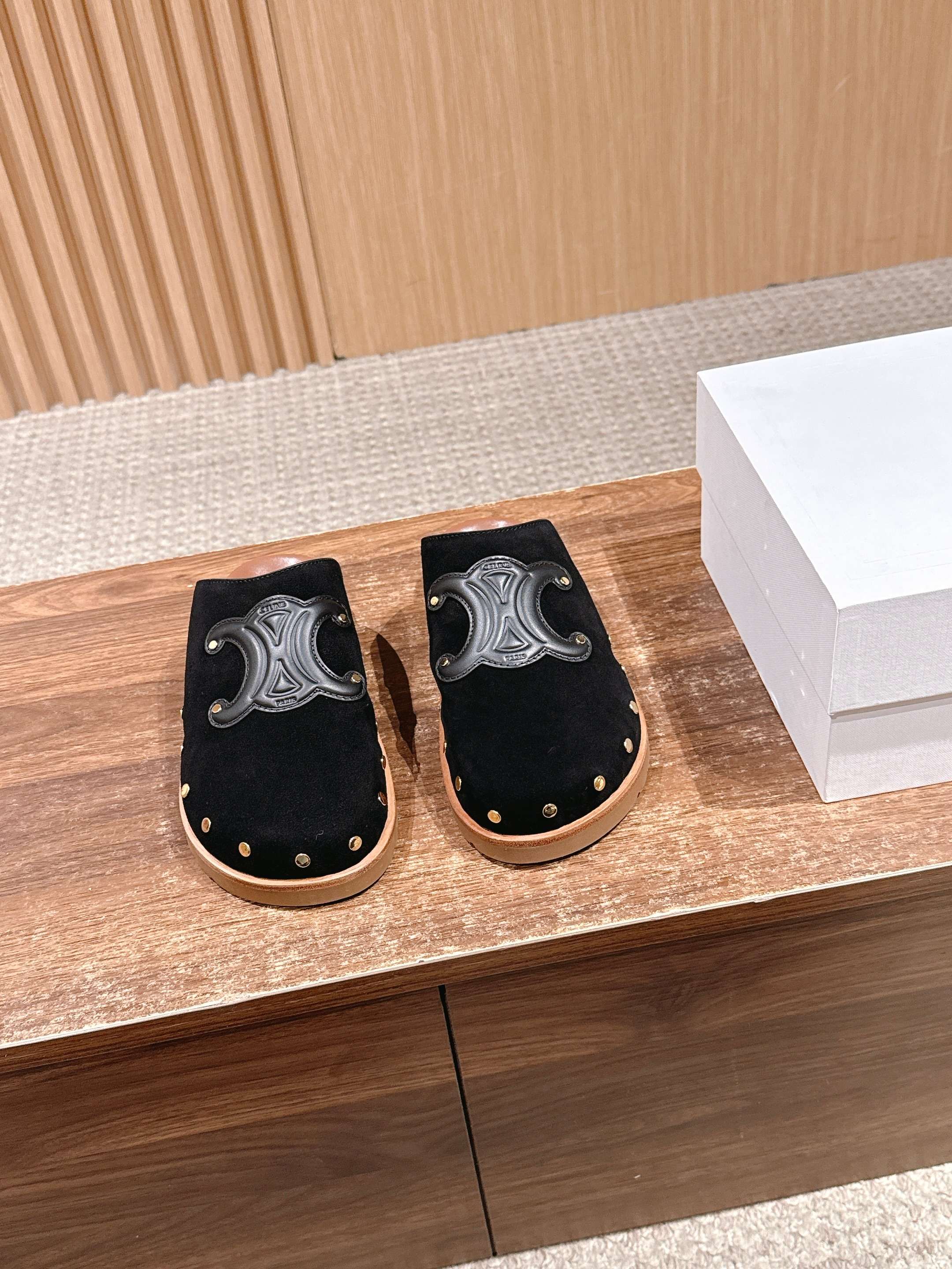 NO:630939,Celine's new Arc de Triomphe Birkenstock toe slippers. Retro-style Birkenstock shoes are simple and fashionable. The riveted hard style matches the Arc de Triomphe classic. Cow suede. Wool/sheepskin lining with rivets. Original outsole. Size 35-39 (40/41 customization is non-refundable). Half-slip woolen shoes, slippers, sheepskin.19860909思琳新款凯旋门勃肯包头拖鞋 复古风勃肯鞋简约时尚,铆钉硬质风格与凯旋门经典搭配 牛反绒 羊毛/羊皮内里铆钉原版大底 Size35-39（40/41定制不退换）,半拖毛毛鞋,slippers,sheepskin,Women's Shoes