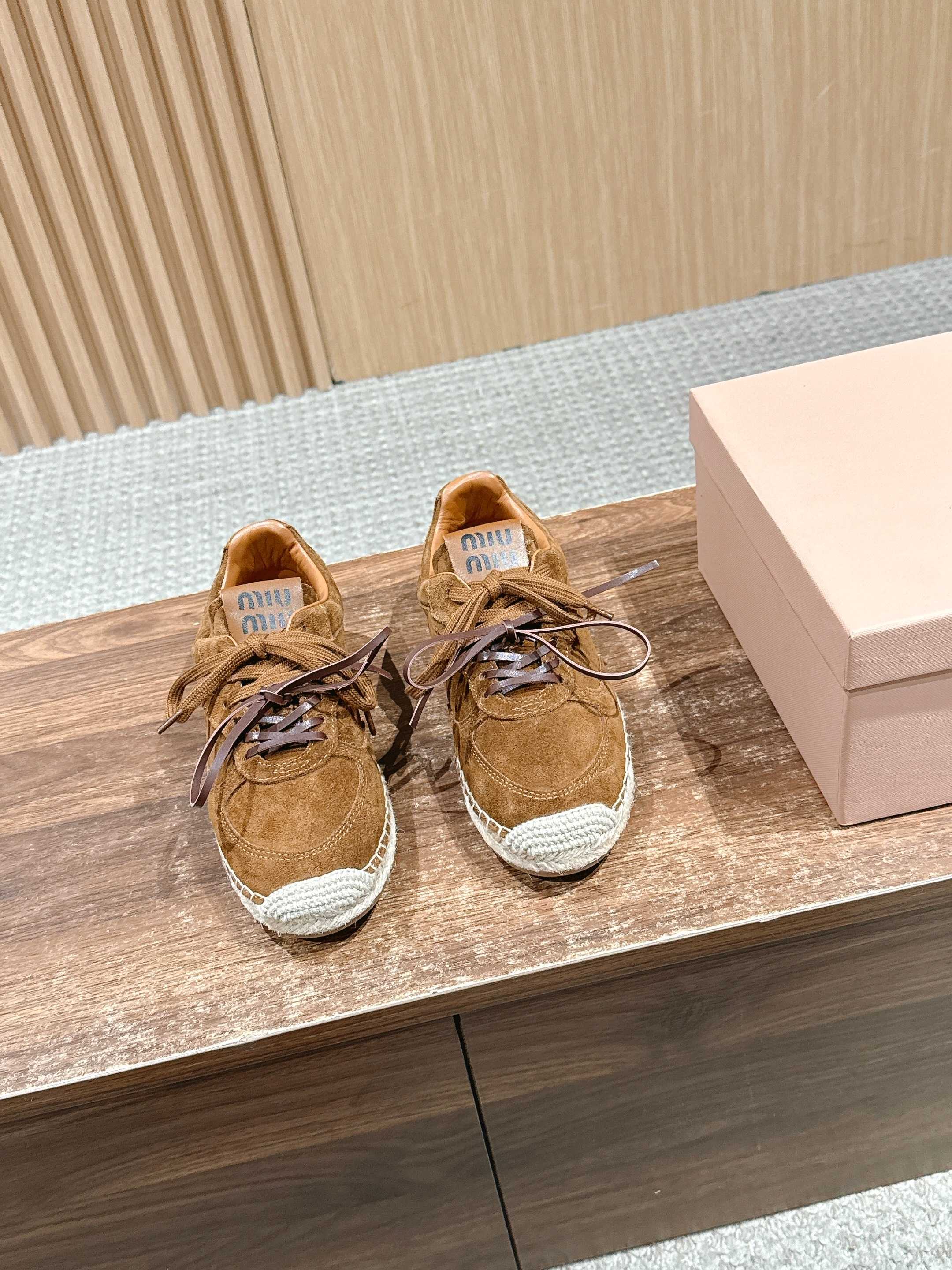 NO:630937,MIU MIU Miu Miu's new woven hemp rope fishermen's shoes for autumn and winter. The latest catwalk series. Classic upgrade. Comfort and fashionability coexist. Every color combination looks good, and the design matches different style needs. High mercerized cow velvet, hand-woven raffia. Size35-40 (40 orders are not returnable), casual shoes/sports shoes, miumiu, sneakers, espadrilles.19860909MIU MIU 缪缪秋冬新款编织麻绳渔夫鞋 最新走秀系列 经典升级 舒适度与时髦度并存 每个颜色搭配都好看,设计搭配不同风格需求 高丝光胎牛绒,拉菲草手工编织 Size35-40（40订做不退换）,休闲鞋/运动鞋,miumiu,sneakers,espadrilles,Women's Shoes