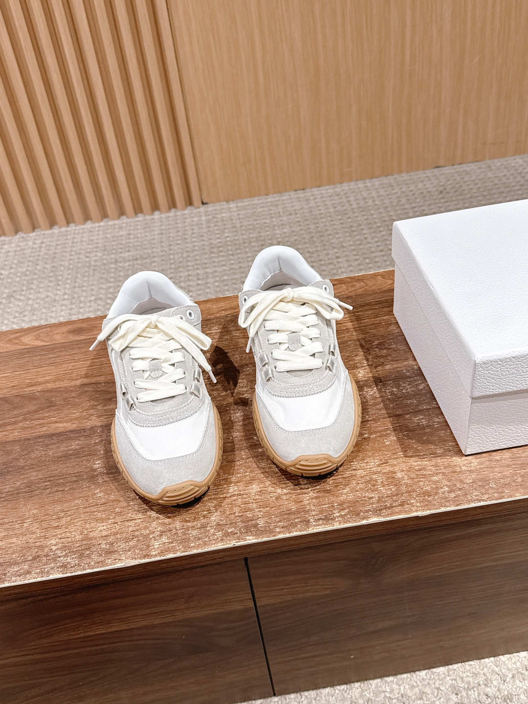 NO:630938,Christian Dior's new couple's casual shoes, moral training shoes. The upper is made of suede and mesh. It is carefully made and decorated with same-tone suede cowhide panels on the front. It has a lace-up design and is easy to put on and take off. The thick sole makes you look taller and slimmer. It can be worn with both trousers and skirts. It is highly recommended. It can be salty or sweet. It is perfect for all kinds of matches. The original last type is super comfortable for the feet and has a sheepskin lining. Tpu outsole  Size men and women 35-46 (women 40 men 4546 custom-made non-returnable), casual shoes/sports shoes, dior, dior, sneakers, skirts, cowhide, sheepskin, chamois leather19860909Christian Dior 迪奥新款情侣 休闲鞋 德训鞋 鞋面采用麂皮和网面拼接 精心制作,正面饰以同色调绒面牛皮革镶片, 系带设计,穿脱方便,底厚显高显瘦小能手 既能配裤装又能配裙装可咸可甜超级推荐,百搭完美 原版楦型 上脚超舒服羊皮内里 Tpu大底 Size男女35-46（女40男4546订做不退换）,休闲鞋/运动鞋,dior,dior,sneakers,skirts,cowhide,sheepskin,chamois leather,Women's Shoes