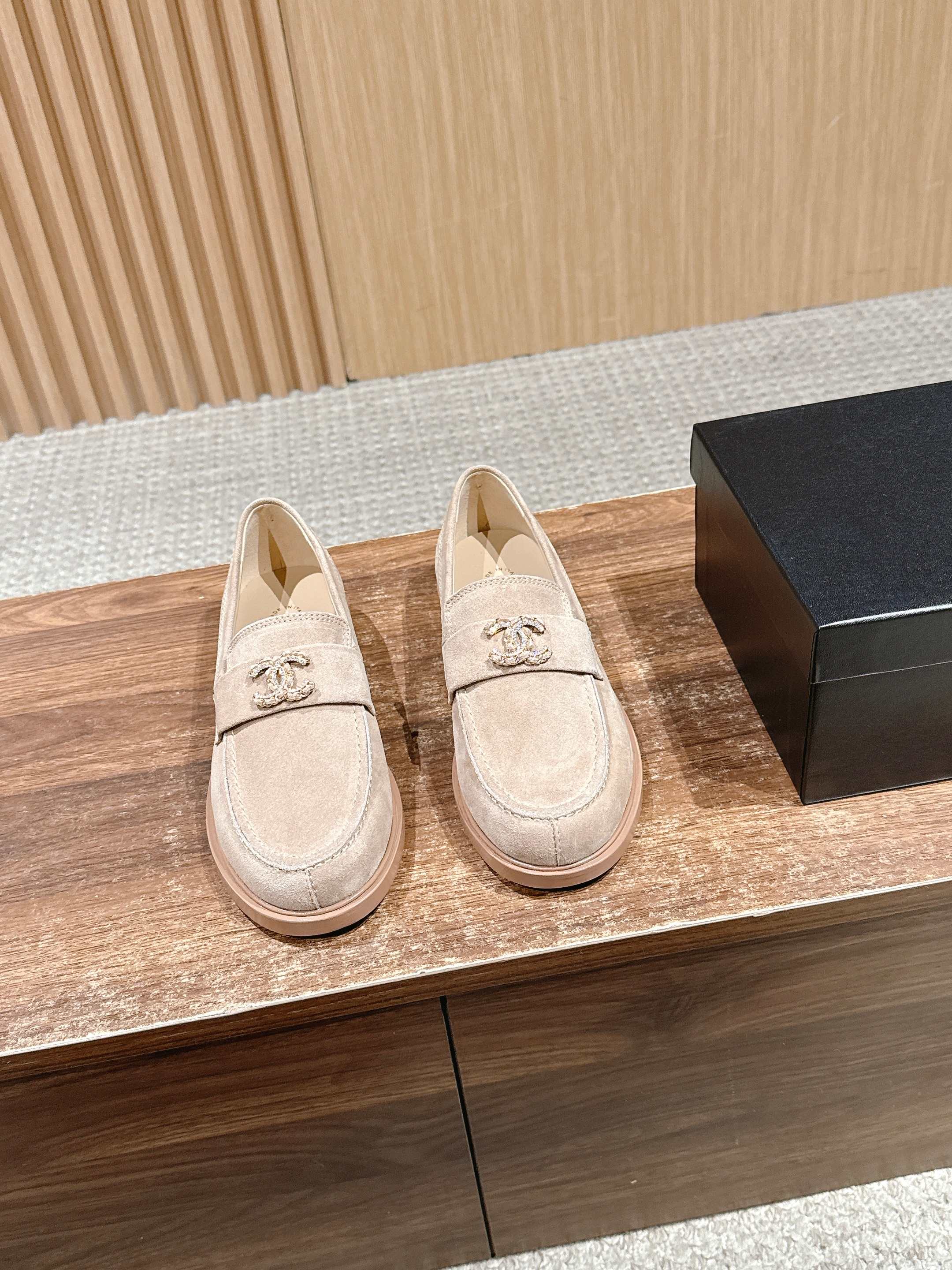 NO:630935,CHANEL Chanel's new double C style loafers Grandma's new loafers are simple and high-end in design, super versatile! Double C logo embellishment! The texture of imported cowhide is visible to the naked eye as natural animal leather! The top version has no pressure when entering and exiting the cabinet. It has a bookish texture on the feet and feels super good on the feet. Versatile items. The goddess series has the elegant and ladylike temperament of Xiangjia. It is super attractive, irresistible and heart-warming... Cowhide leather/suede upper, sheepskin lining, outsole, imported genuine leather outsole Size: 35-41 (40/41 customization is not returnable), loafers, chanel, chanel, chanel, loafers, cowhide, sheepskin, chamois leather, Leather soles19860909CHANEL 香奈儿新款双C款乐福鞋 香奶奶新品乐福鞋 设计简约高级,超级百搭款！双C logo点缀！进口牛皮肉眼可见的天然动物皮革的质感！顶级版本 进出柜柜无压力 上脚很有书香气质 脚感超好 百搭单品 女神系列,拥有香家特色优雅名媛气质,超级耐看,让人无法抗拒,心动ing…… 鞋面牛皮/麂皮 內里羊皮 大底进口真皮大底 码数:35-41（40/41定制不退换）,乐福鞋,chanel,chanel,chanel,loafers,cowhide,sheepskin,chamois leather,Leather soles,Women's Shoes