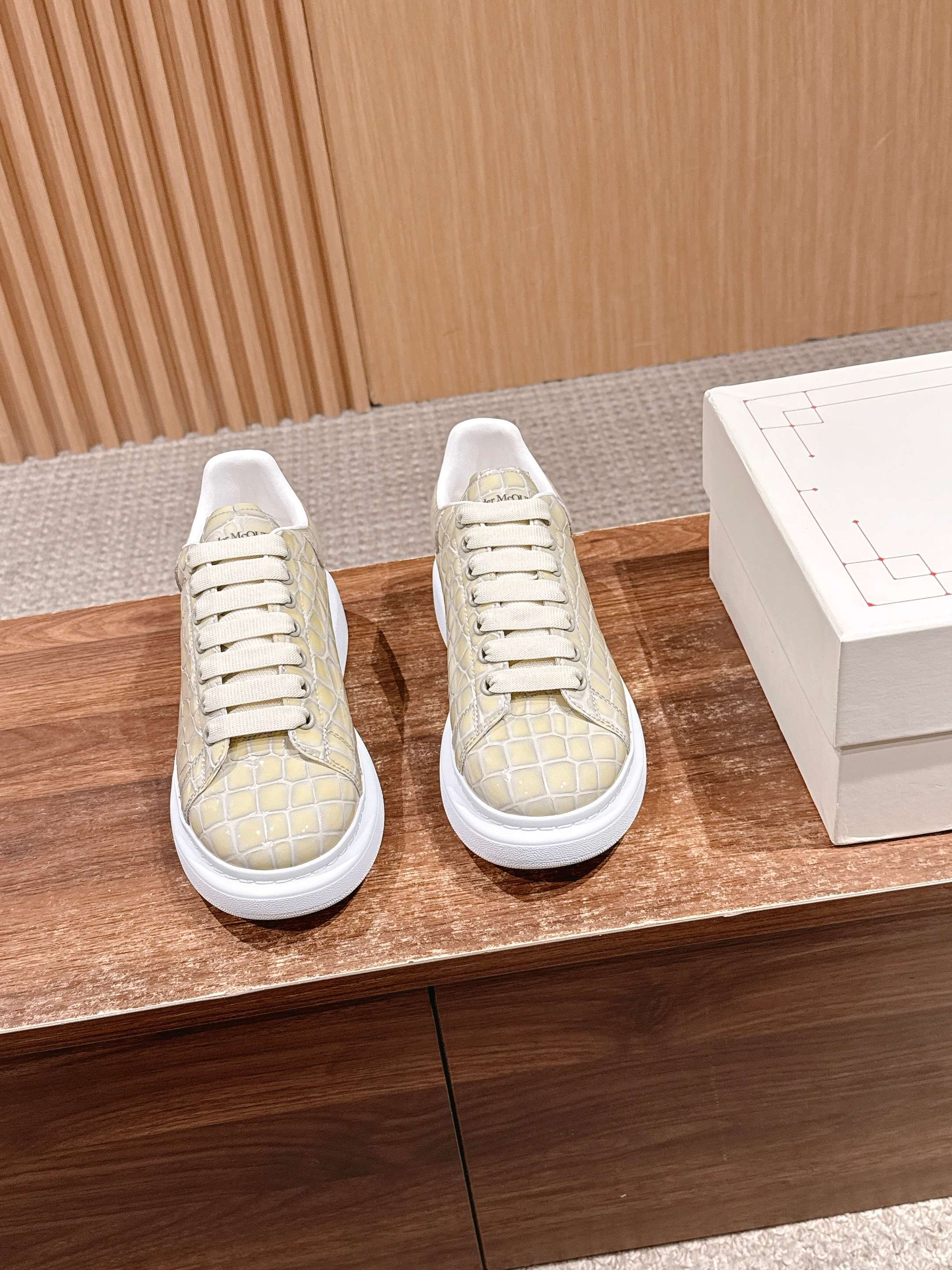 NO:630936,Male [Milk Tea Gray] # McQueen is undoubtedly the classic king of white shoes. There are indeed many people who make them on the market. The versions are also uneven, but there is still a long way to go before they are authentic!  Please take a look at our exclusive 1 exclusive customized latest silk cowhide 2 upgraded version of the last!  3Upgrade the original non-yellowing IP outsole!  It cost more than 20,000 yuan to make a new large base mold!  The color has been upgraded again!  From the materials and soles to the hardware, we hope to give you a truly original experience!  The upper material is exclusively customized imported silk cowhide, the original leather lining/foot pad material is top-notch imported knitted breathable lining!  Exclusive anti-counterfeiting chip tag Size women's size 35-39 (40 customized, non-returnable) Men's size 39-45 (46/47+23 customized, non-returnable), casual shoes/sports shoes, alexander mcqueen, sneakers, cowhide19860909男【奶茶灰色】 # 麦昆当之无愧算是小白鞋里的经典之王 市面上做的人也确实不在少数,版本也是参差不齐但真正离正品还是有一段距离！请看我们独家 1独家定制的最新丝绸牛皮 2升级版楦型！ 3升级原版不发黄ip大底！花费2万多从新开的大底模！颜色又升级！大到材质大底,小到五金我们都希望给你真正原版的体验！ 帮面材质独家定制进口丝绸牛皮,原版皮质 内里/垫脚材质顶级进口针织透气内里！ 独家防伪芯片标签 Size女码35-39（40定做不退换） 男码39-45（46/47+23定做不退换）,休闲鞋/运动鞋,alexander mcqueen,sneakers,cowhide,Women's Shoes