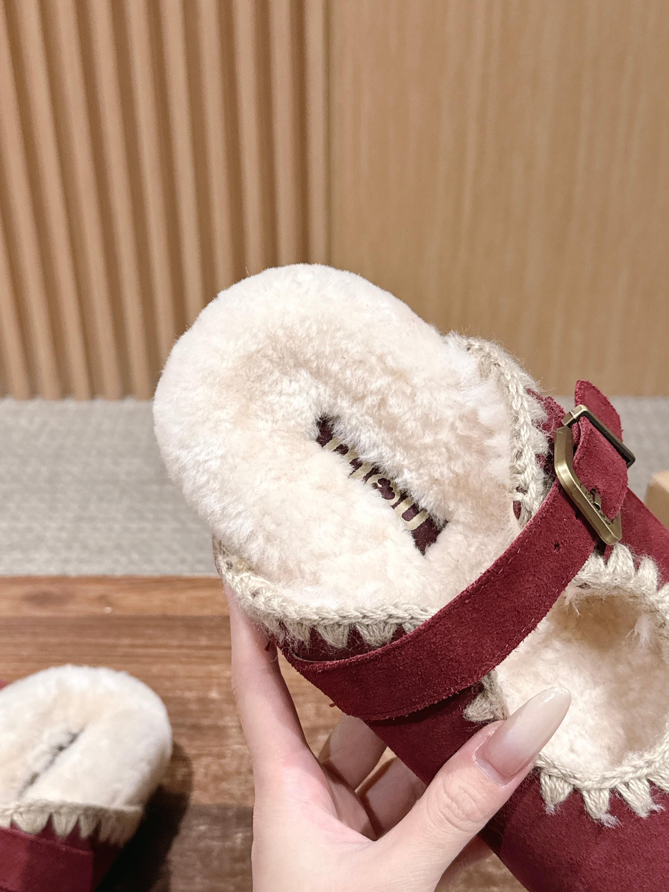 𝐌𝐎𝐔 秋冬新款玛莉珍羊毛拖 手工温度与羊毛柔暖交织 编织，不只是线与线的交错，更是心意与时间的凝聚 每一次的穿梭，都像